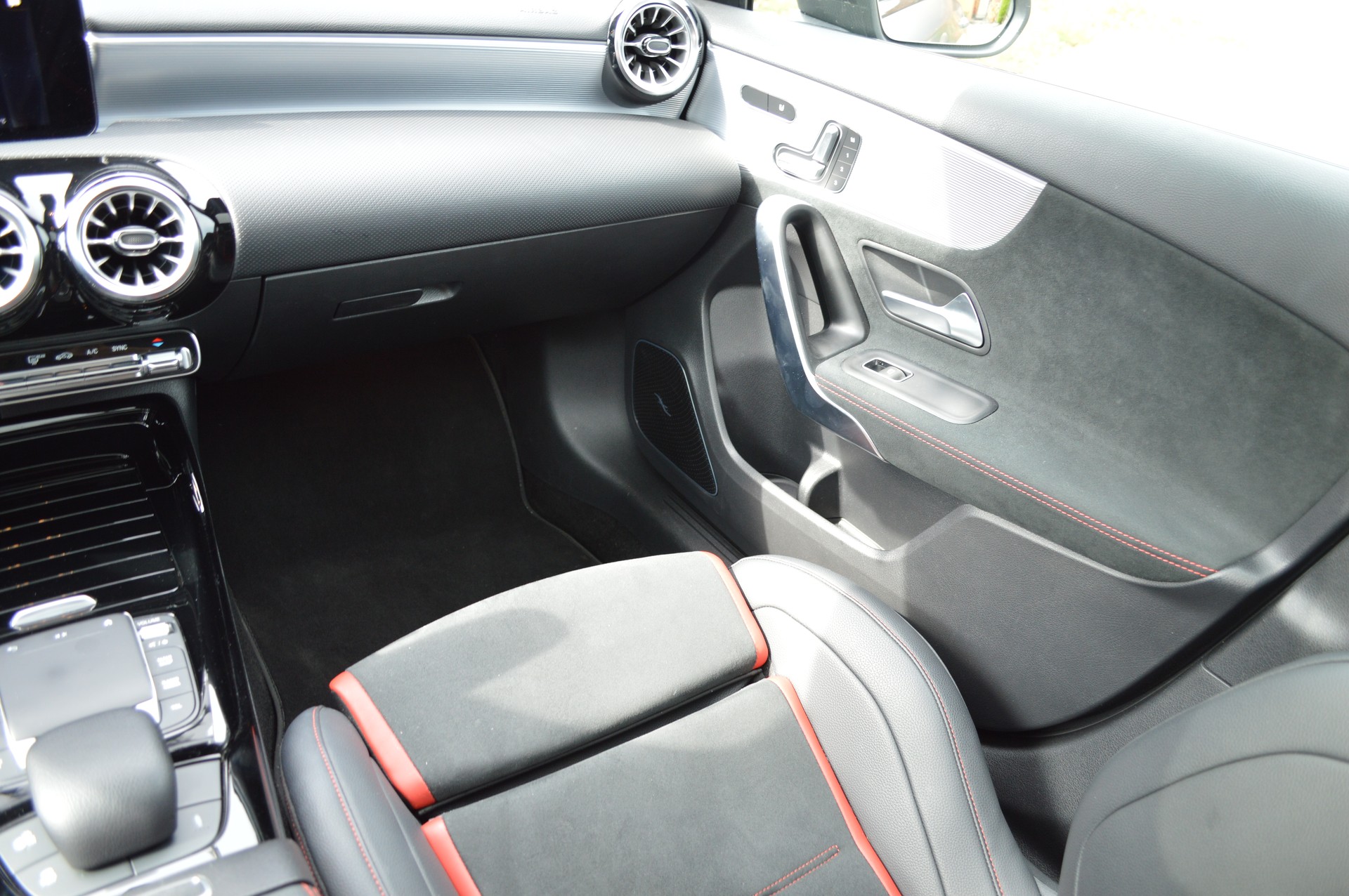 MERCEDES-BENZ A 35 AMG 4Matic Speedshift-image-11