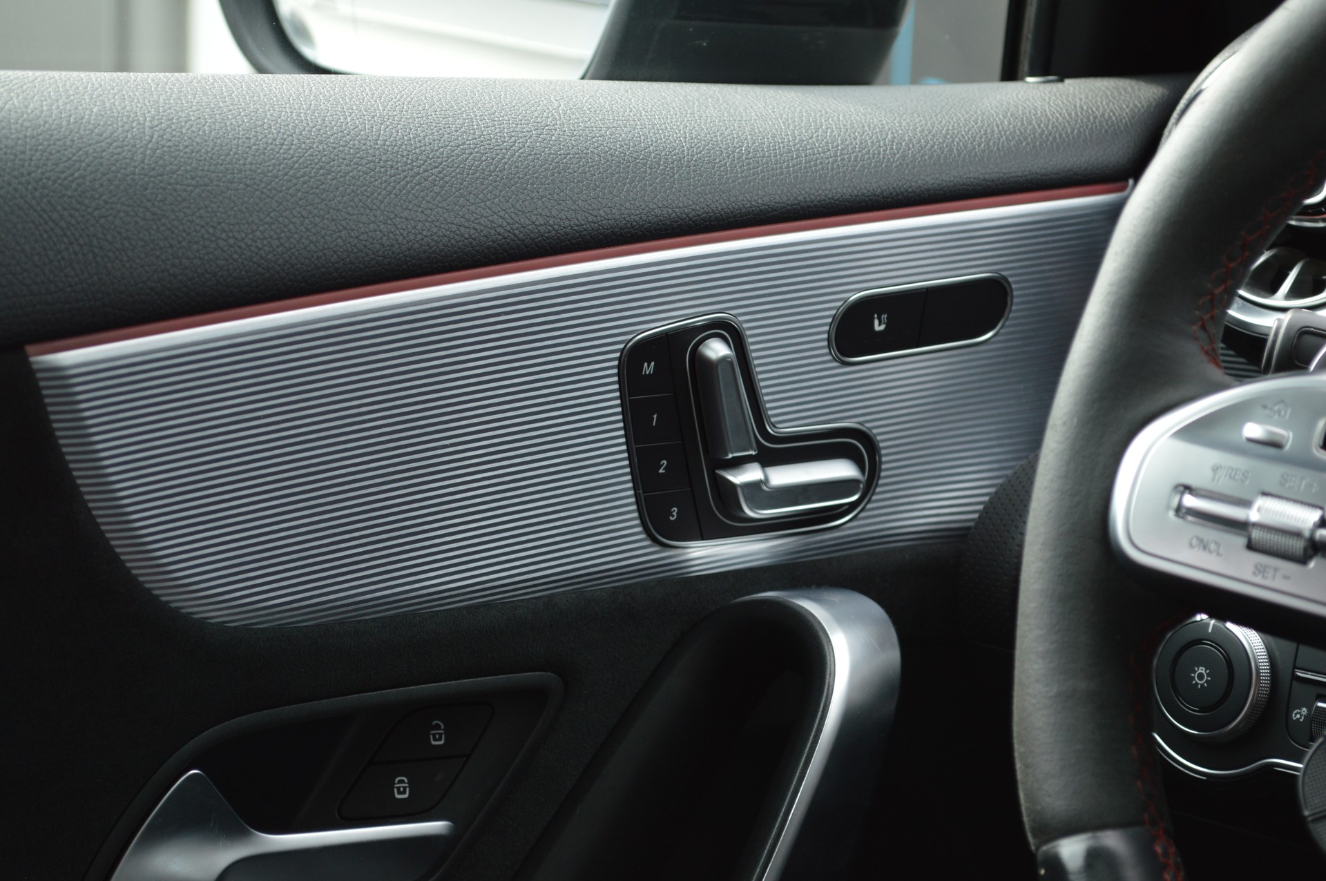 MERCEDES-BENZ A 35 AMG 4Matic Speedshift-image-14