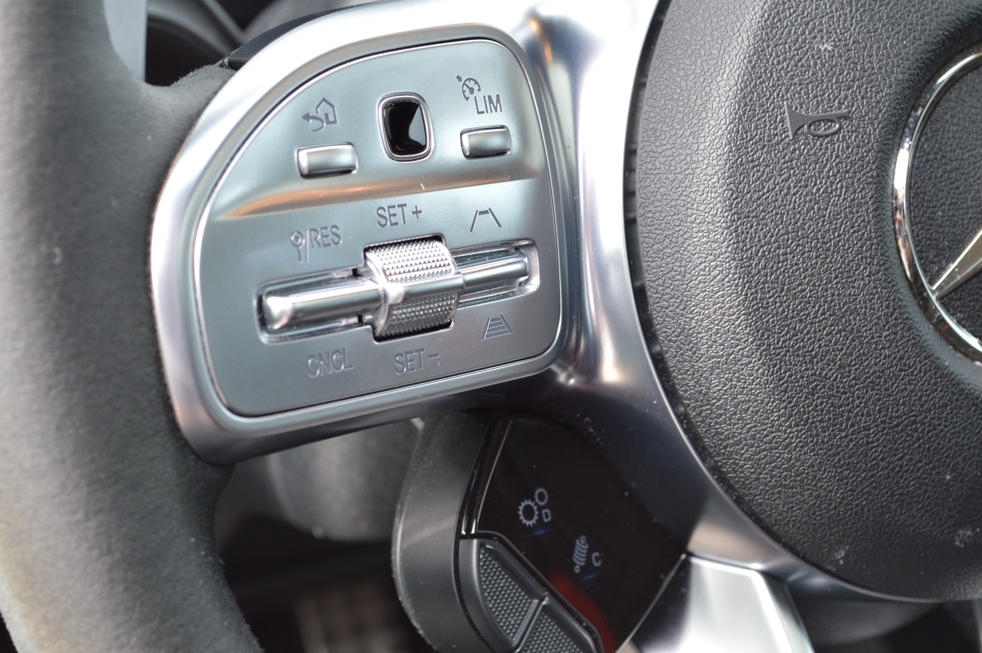 MERCEDES-BENZ A 35 AMG 4Matic Speedshift-image-17