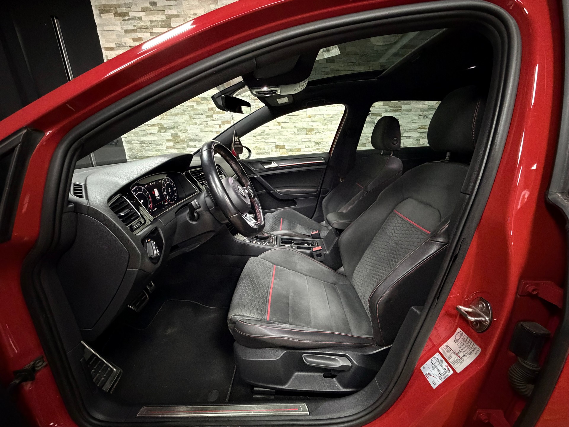 VW Golf 2.0 TSI GTI Performance DSG-image-12