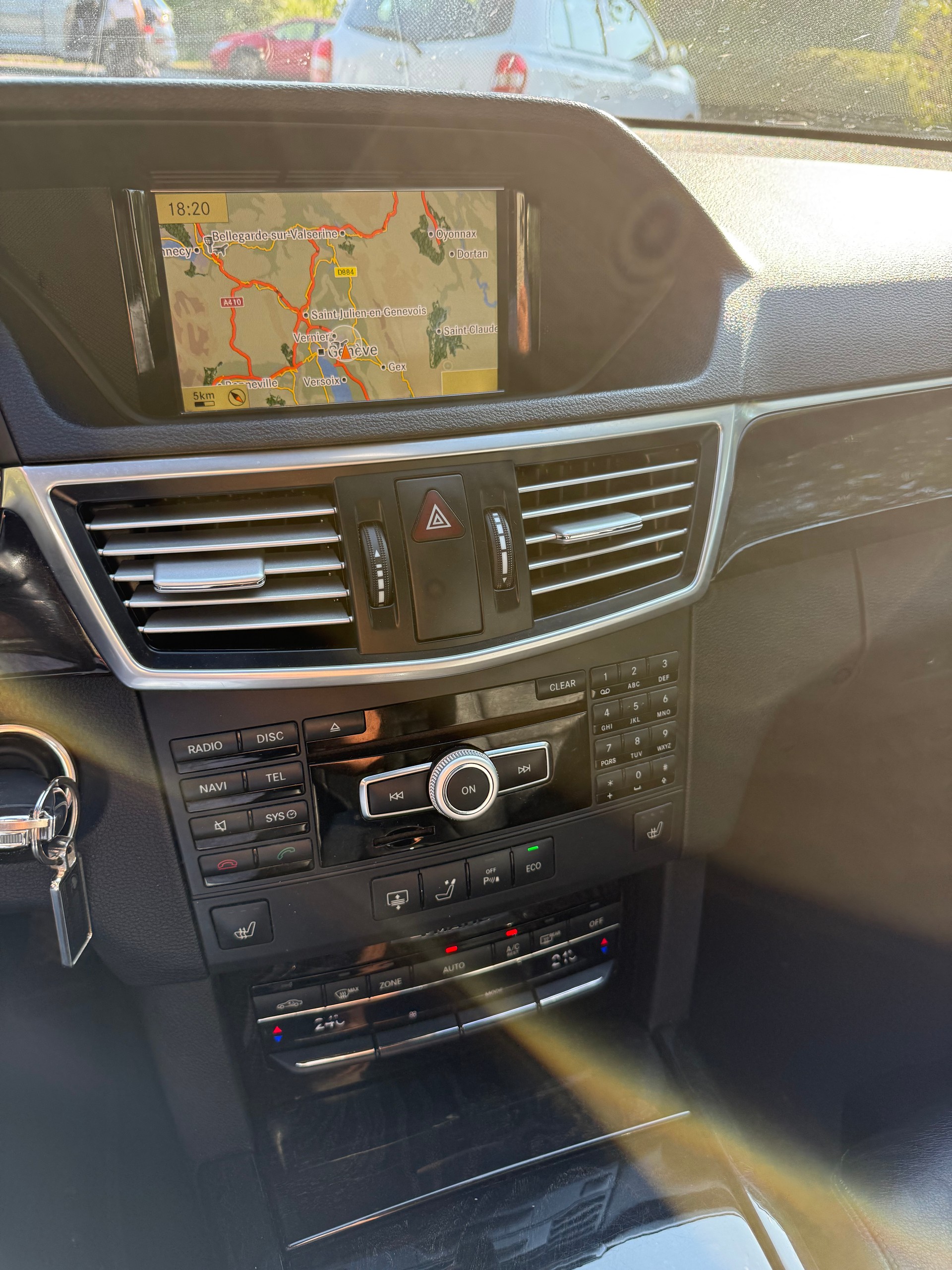 MERCEDES-BENZ E 300 CGI BlueEfficiency Elégance 4Matic 7G-Tronic-image-12