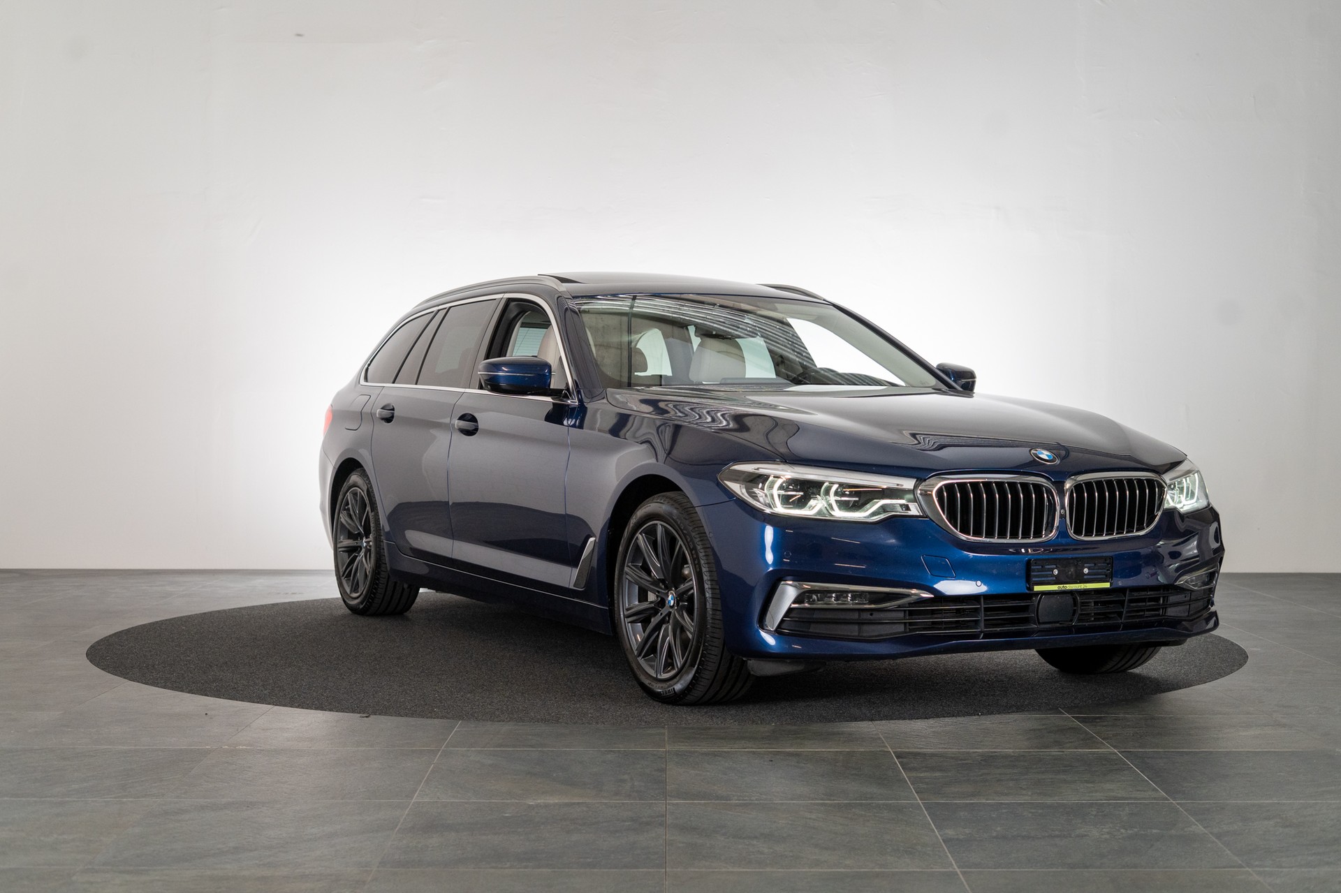 BMW 530i xDrive SAG Touring M Sport / CH-Fahrzeug / Panorama - Glasdach / 360°Kamera / HeadUp-showroom-element-2