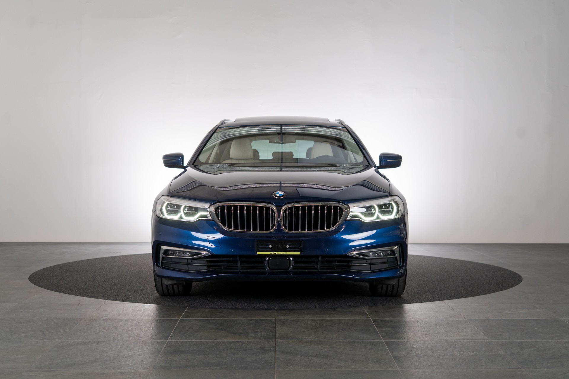 BMW 530i xDrive SAG Touring M Sport / CH-Fahrzeug / Panorama - Glasdach / 360°Kamera / HeadUp-showroom-element-1