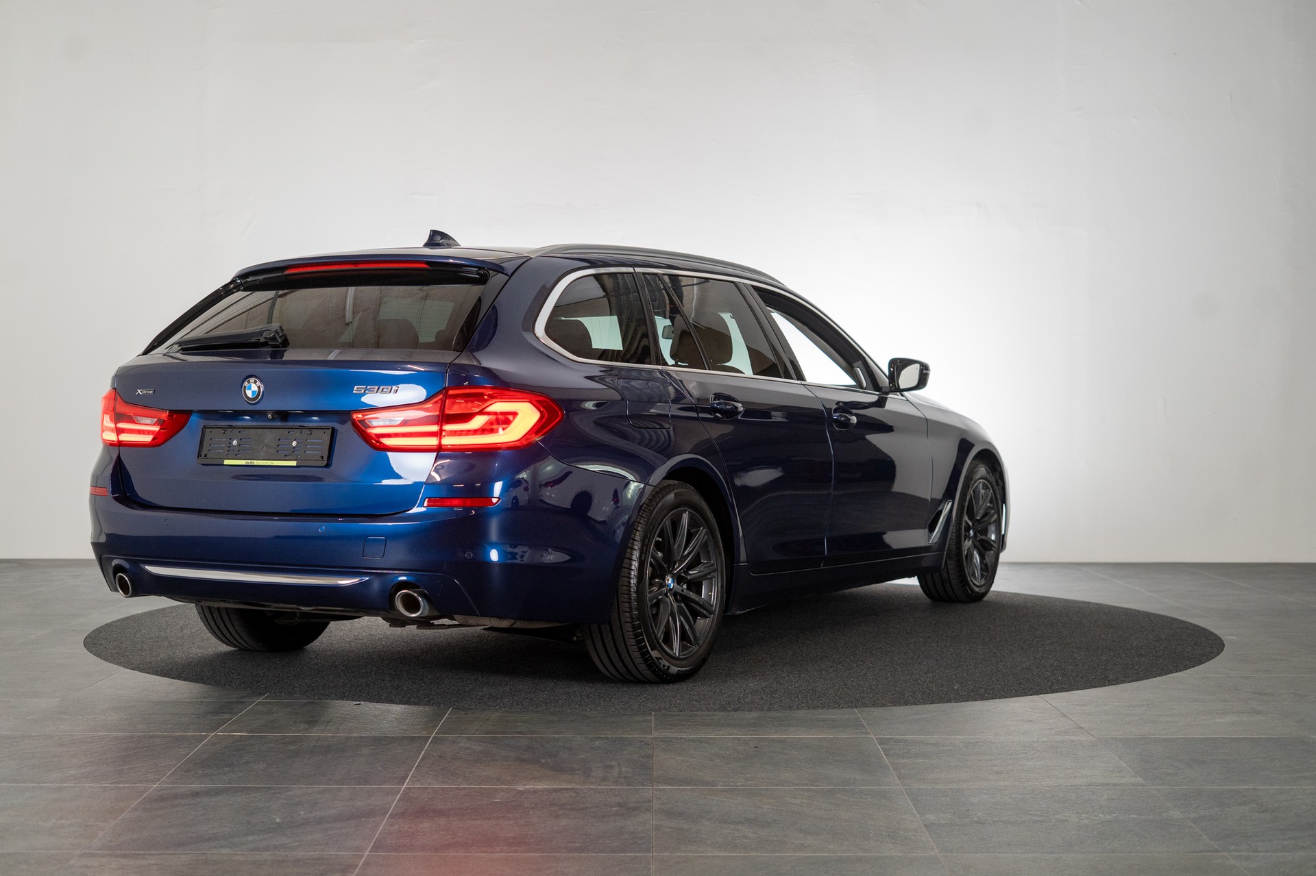 BMW 530i xDrive SAG Touring M Sport / CH-Fahrzeug / Panorama - Glasdach / 360°Kamera / HeadUp-showroom-element-3
