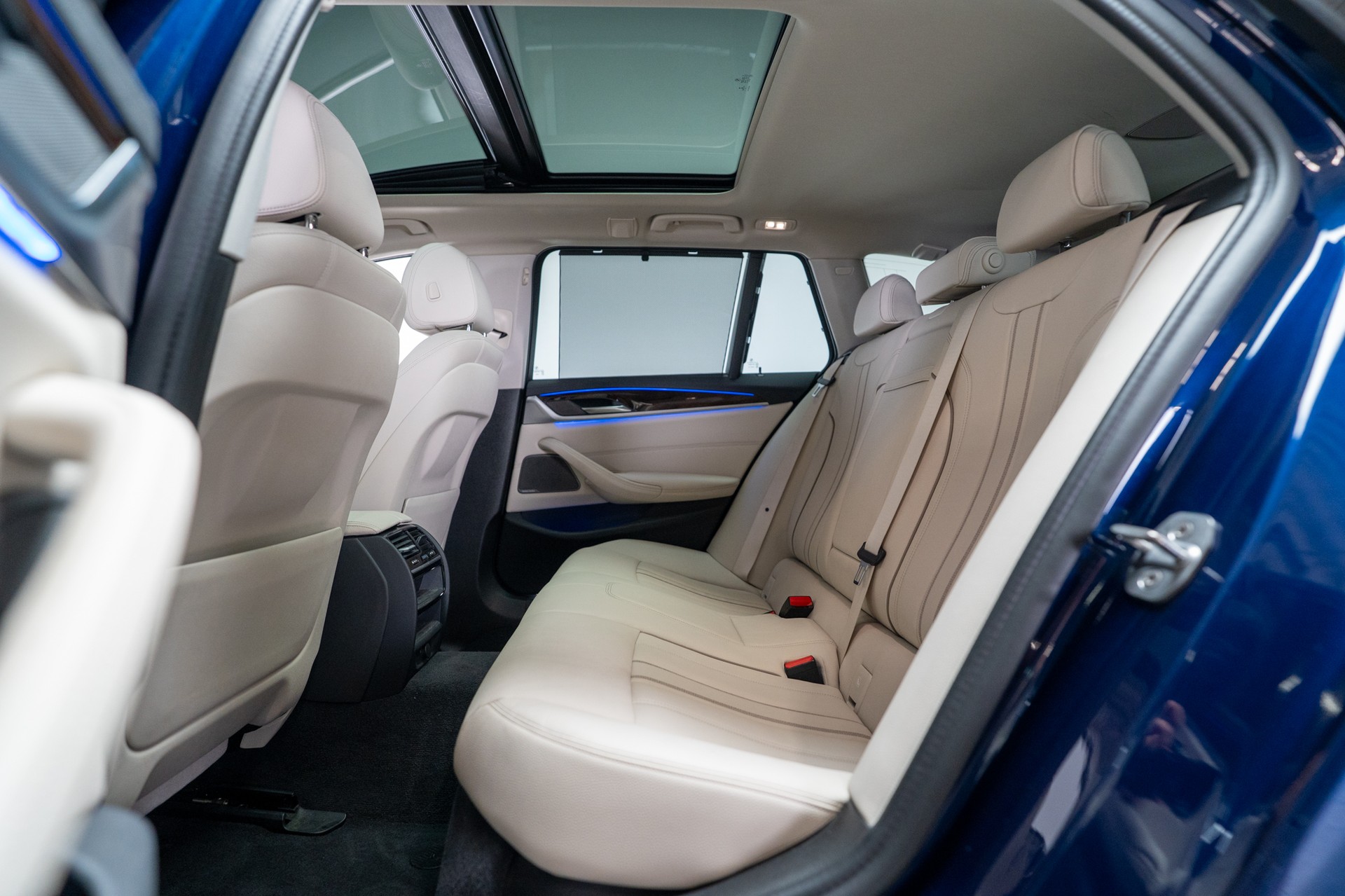 BMW 530i xDrive SAG Touring M Sport / CH-Fahrzeug / Panorama - Glasdach / 360°Kamera / HeadUp-image-13