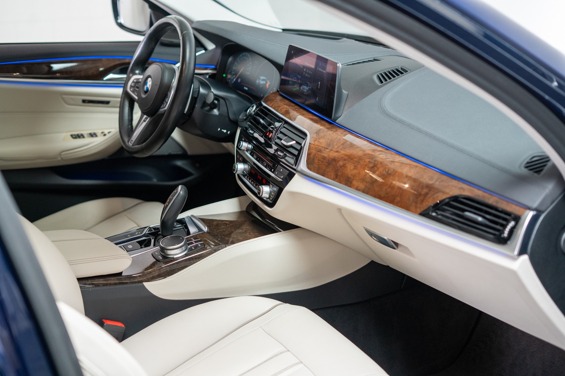BMW 530i xDrive SAG Touring M Sport / CH-Fahrzeug / Panorama - Glasdach / 360°Kamera / HeadUp-image-16