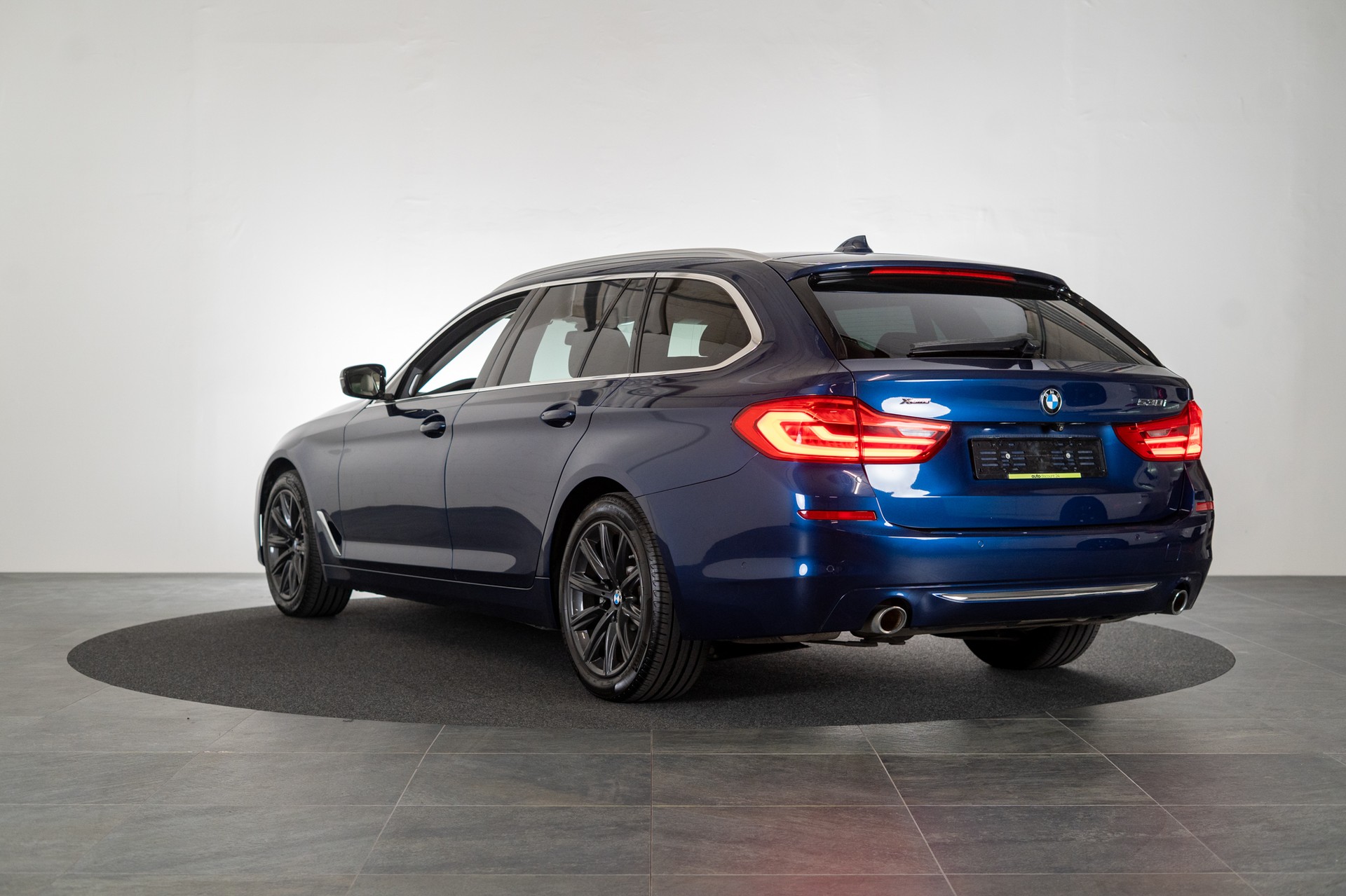 BMW 530i xDrive SAG Touring M Sport / CH-Fahrzeug / Panorama - Glasdach / 360°Kamera / HeadUp-image-7