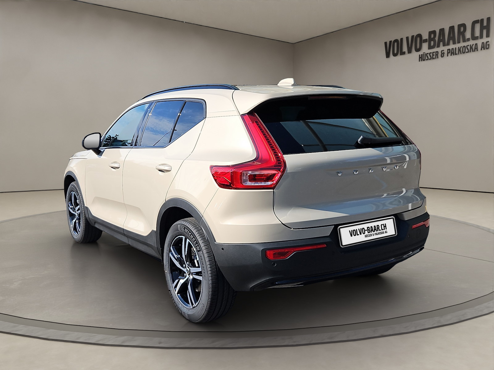 VOLVO XC40 2.0 B3 MH Plus Dark-showroom-element-2