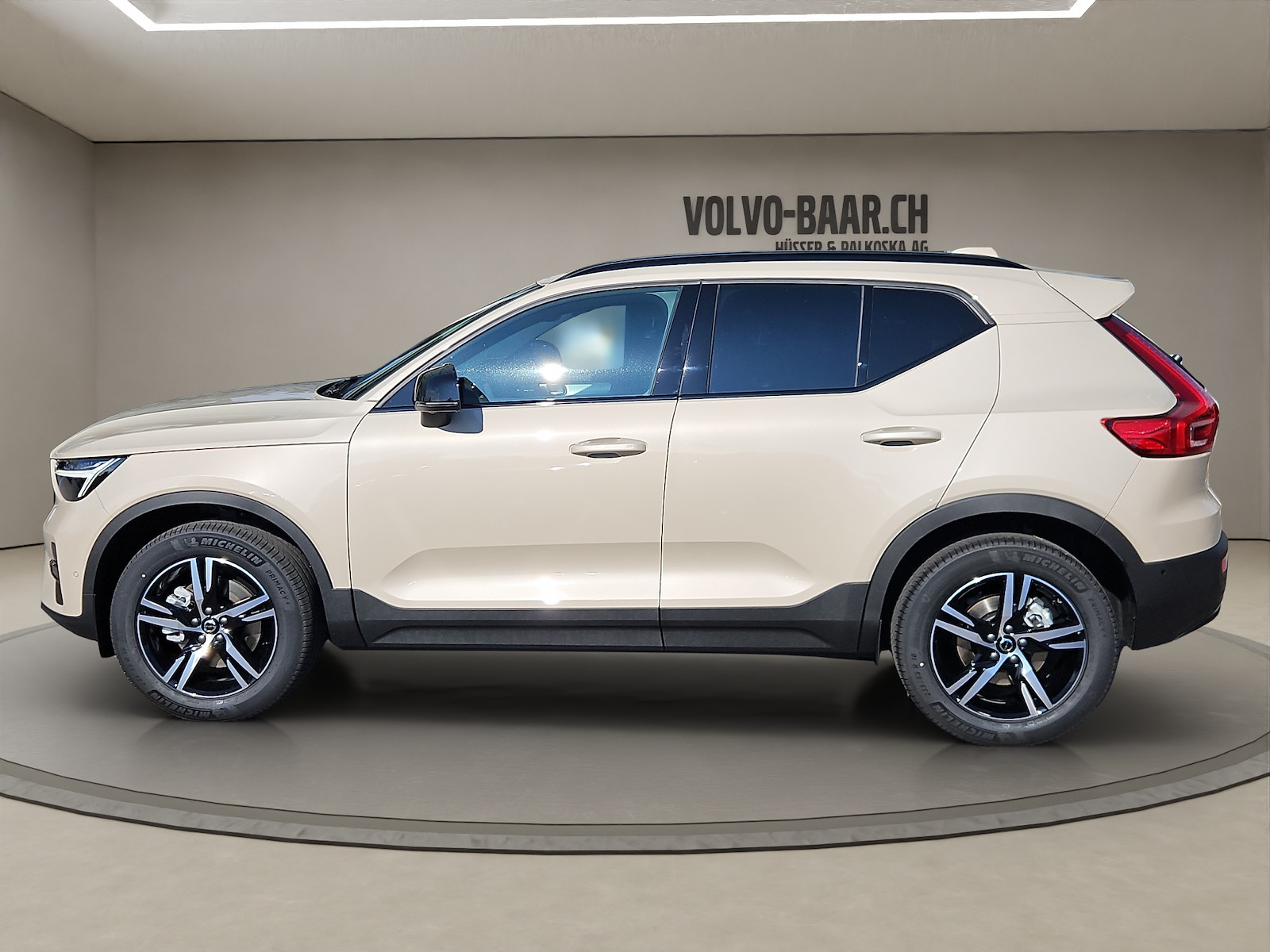 VOLVO XC40 2.0 B3 MH Plus Dark-showroom-element-1
