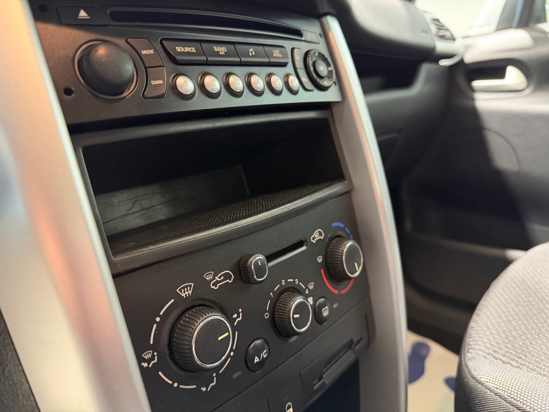 PEUGEOT 207 1.4 16V Active-image-14