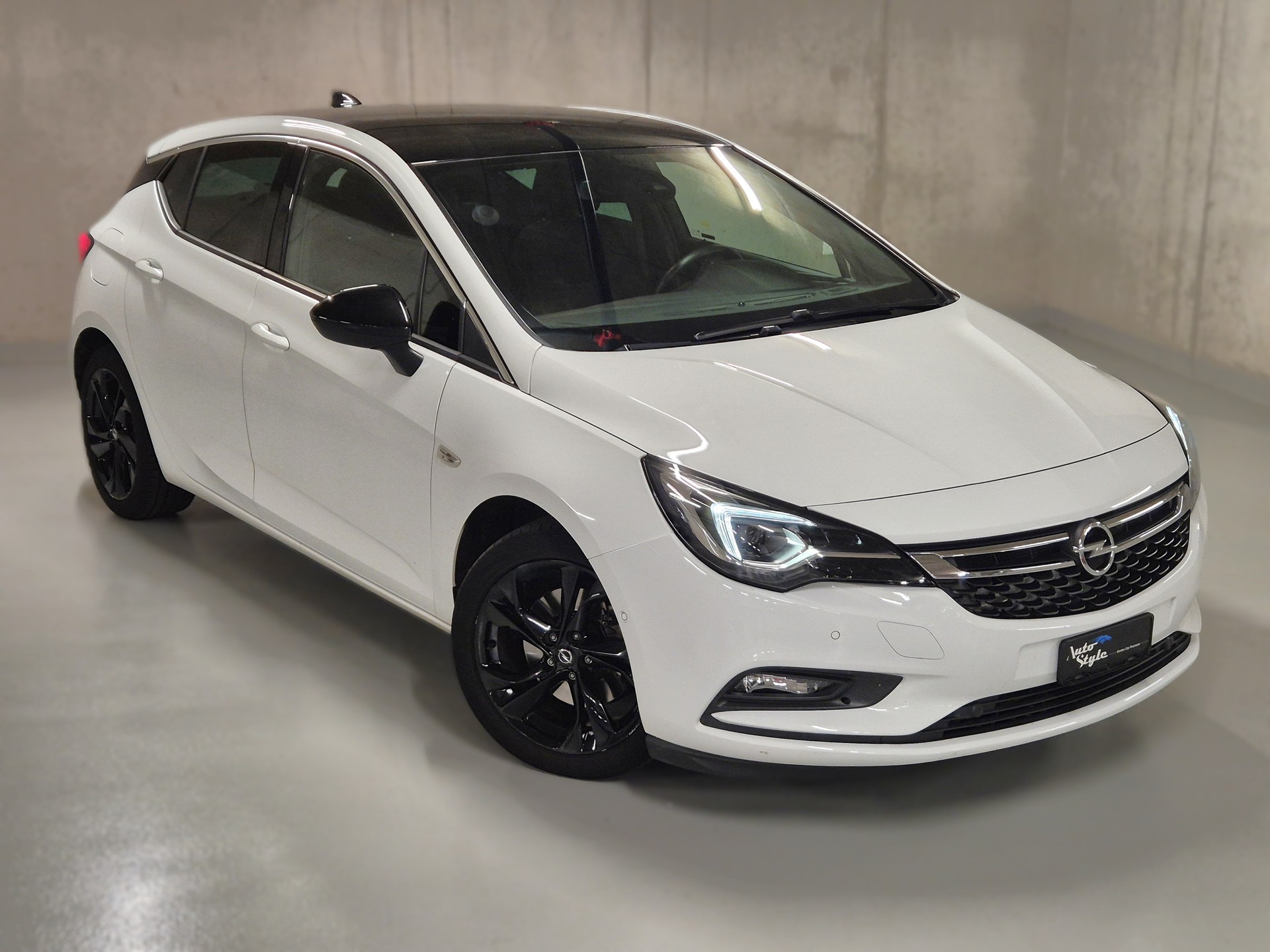 OPEL Astra 1.6i Turbo Black Roof Automatic