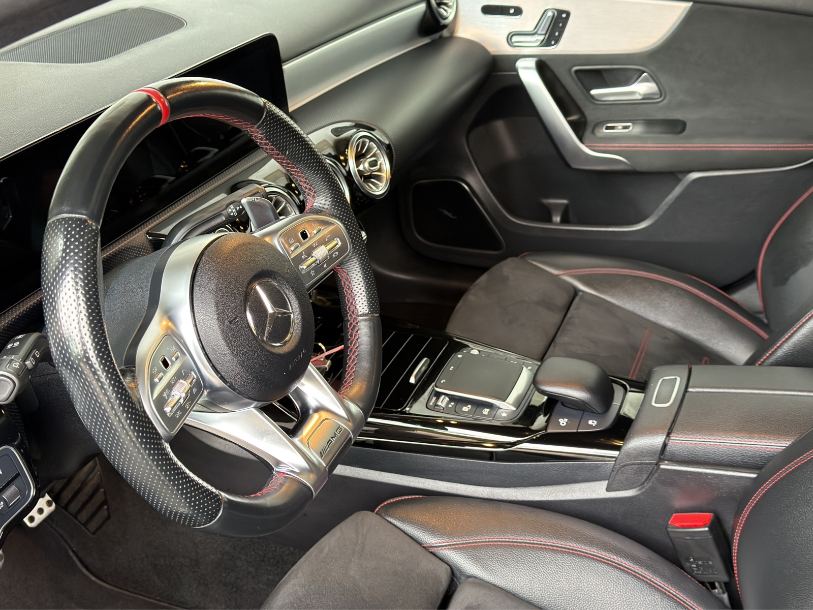 MERCEDES-BENZ A 35 AMG 4Matic Speedshift-image-10