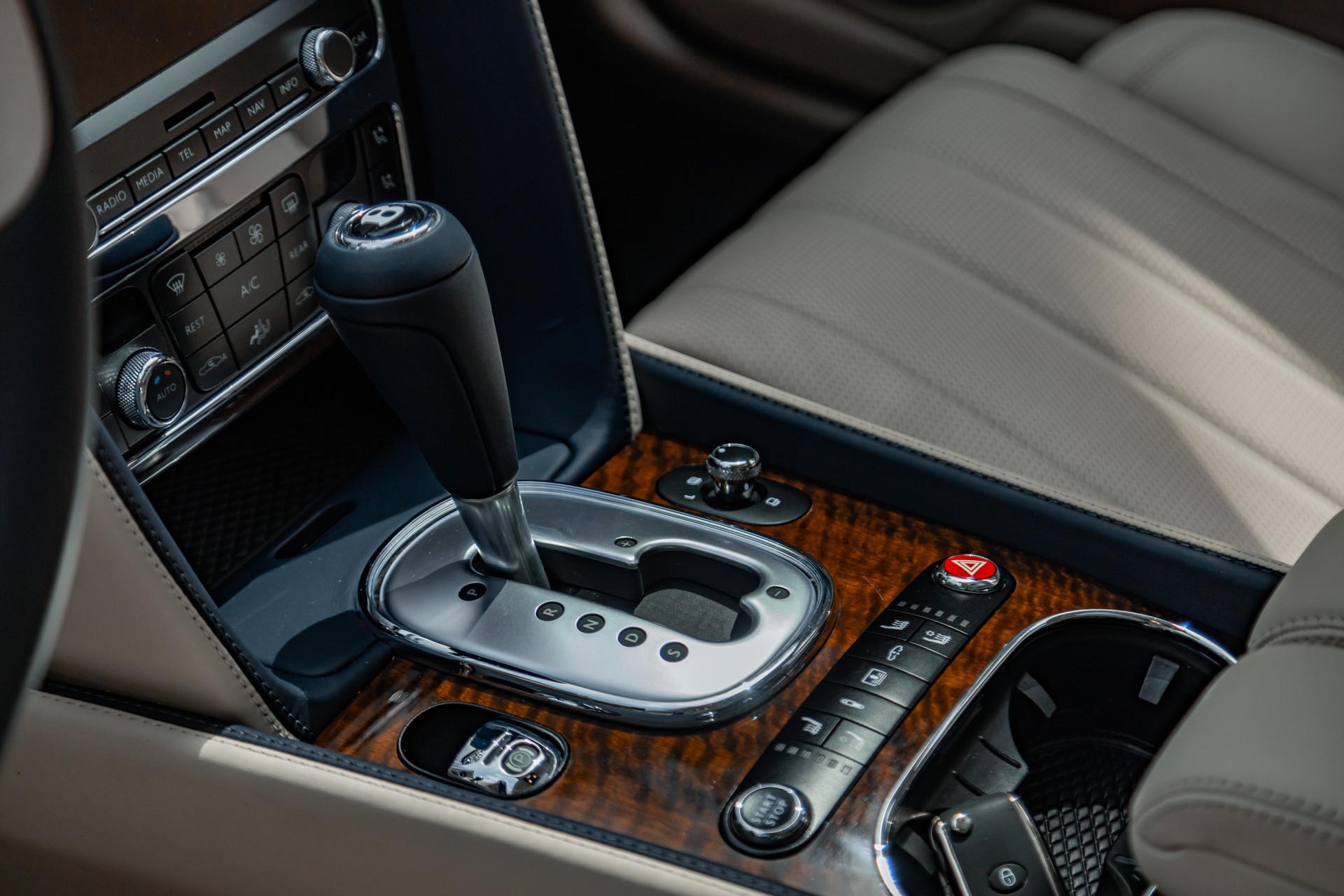 BENTLEY Flying Spur 4.0-image-20