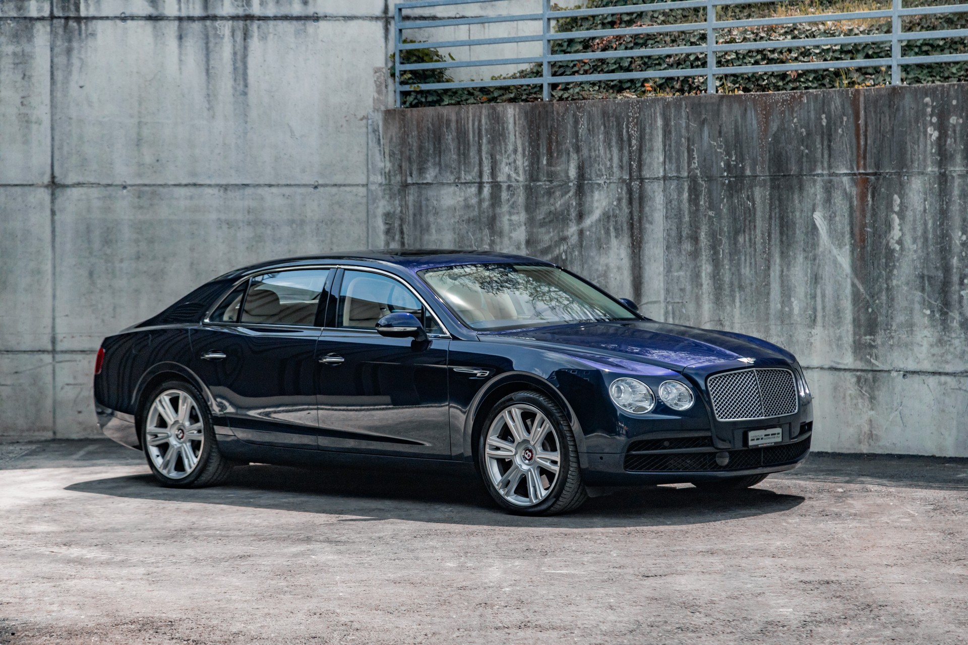 BENTLEY Flying Spur 4.0-showroom-element-1