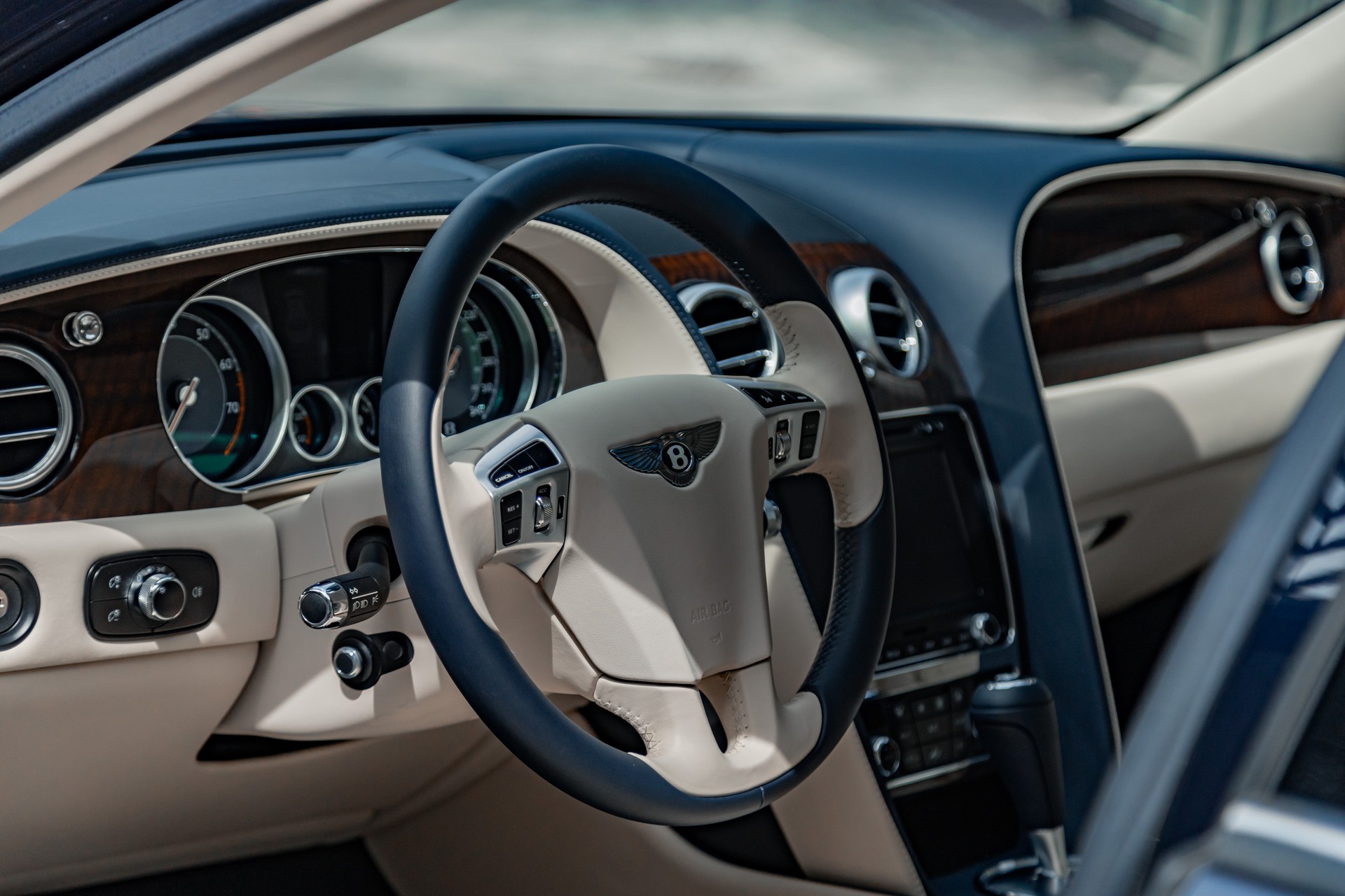 BENTLEY Flying Spur 4.0-image-9