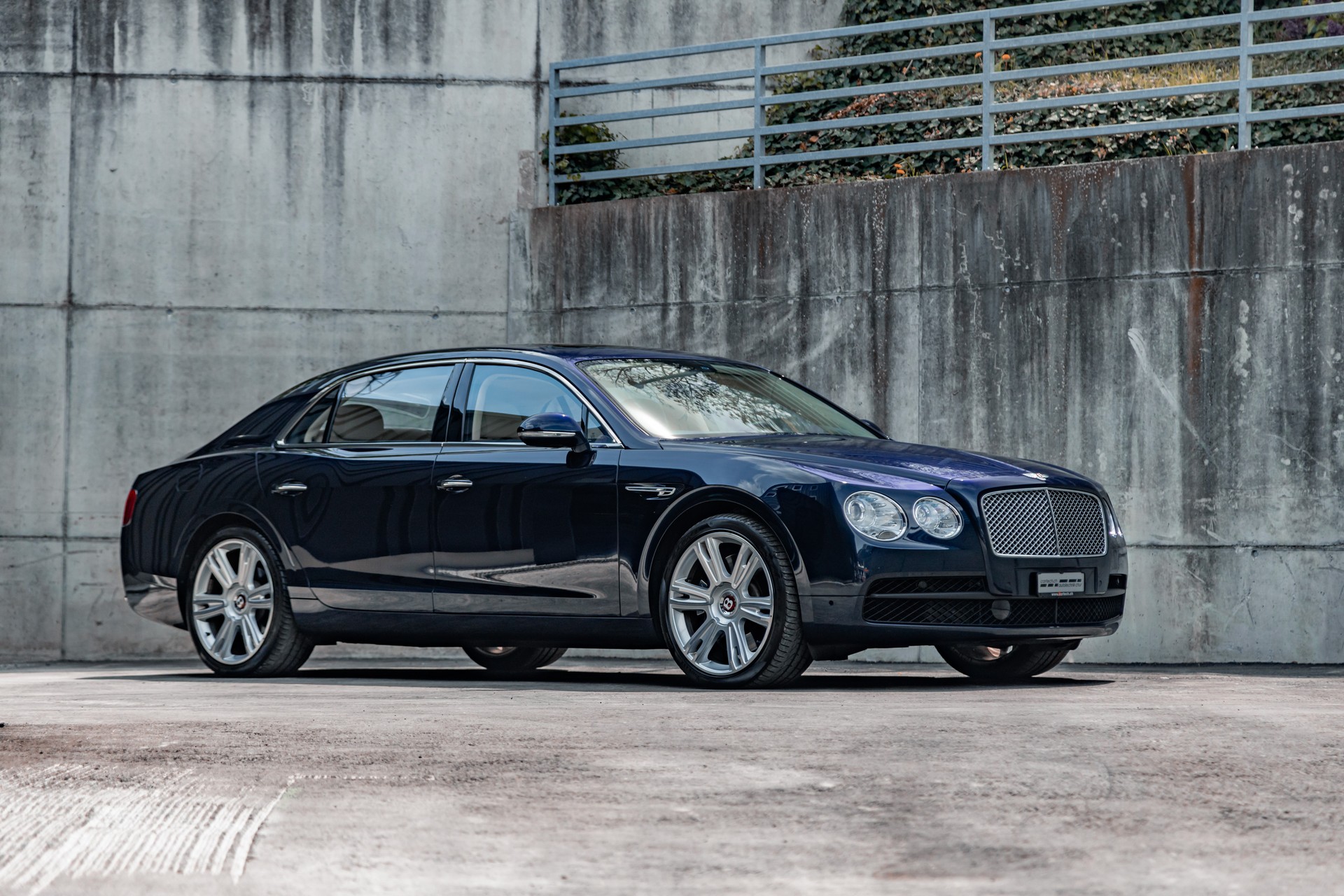 BENTLEY Flying Spur 4.0-showroom-element-2