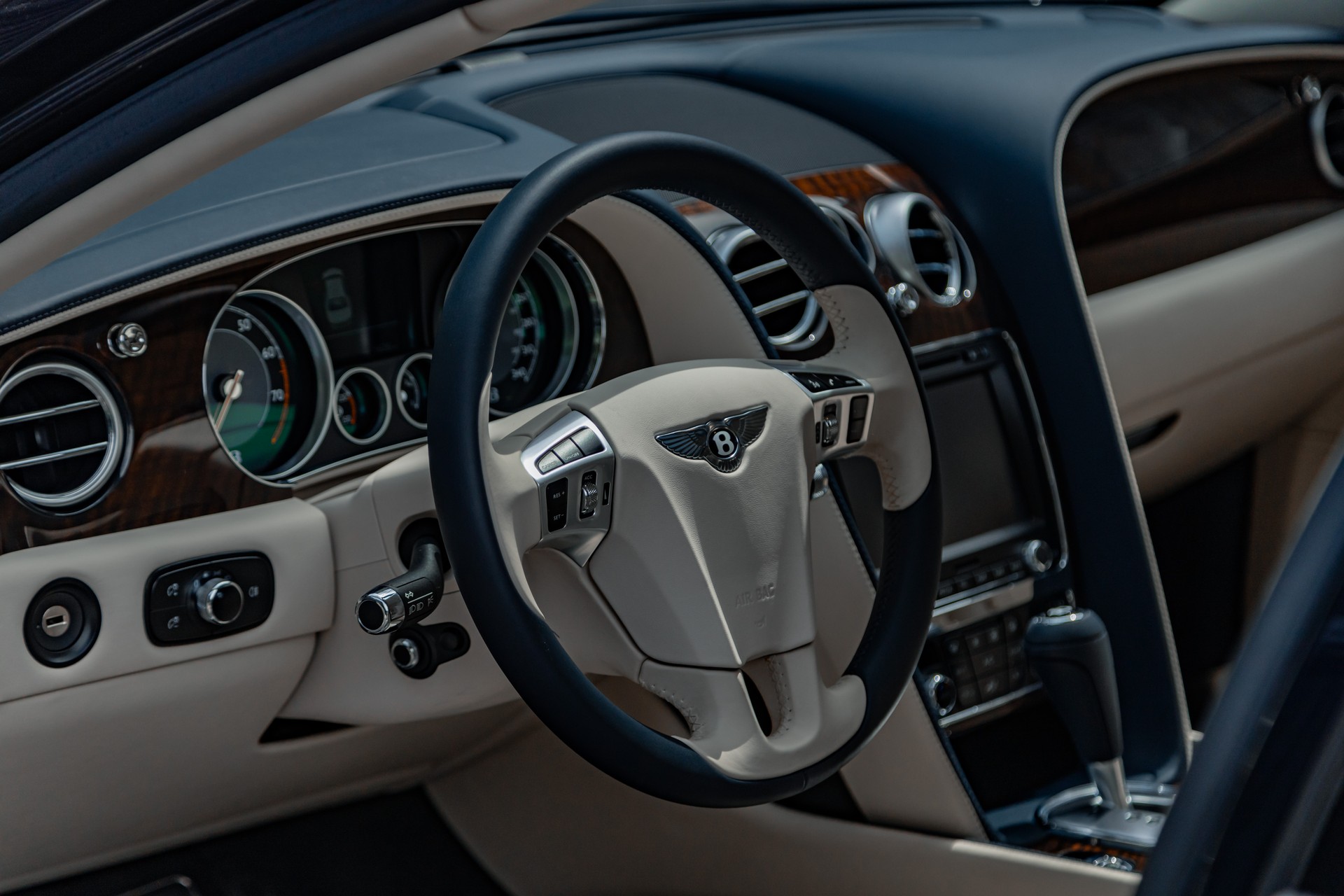 BENTLEY Flying Spur 4.0-image-18