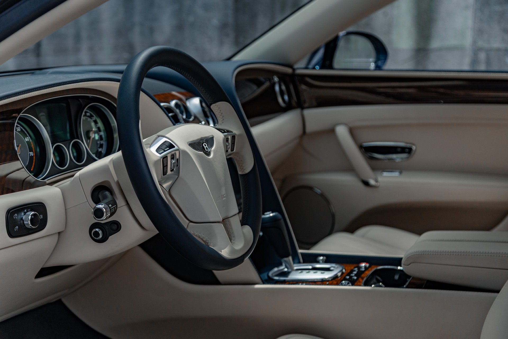 BENTLEY Flying Spur 4.0-image-19