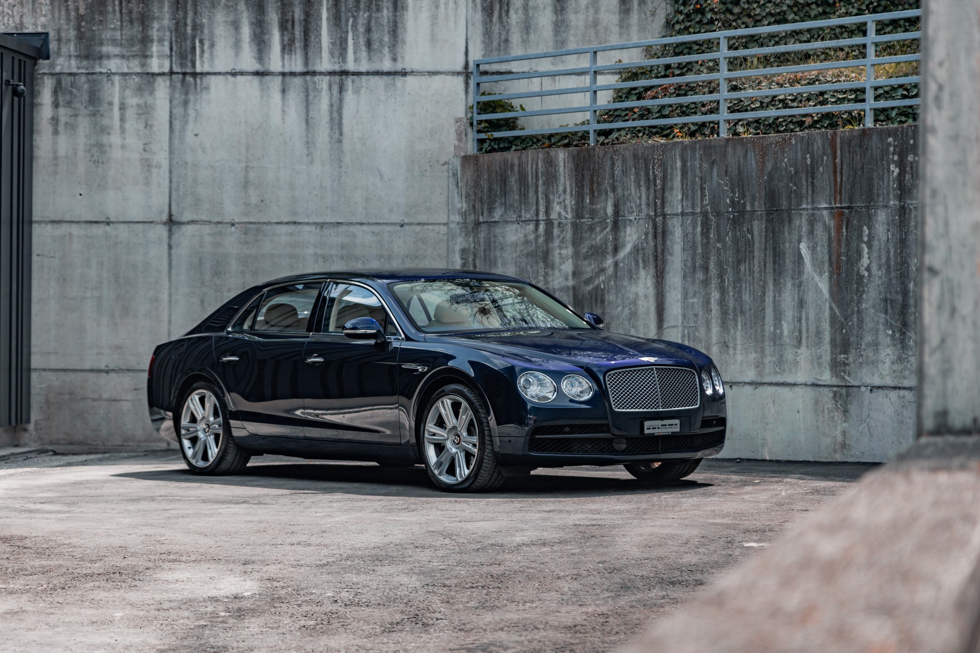 BENTLEY Flying Spur 4.0-showroom-element-3