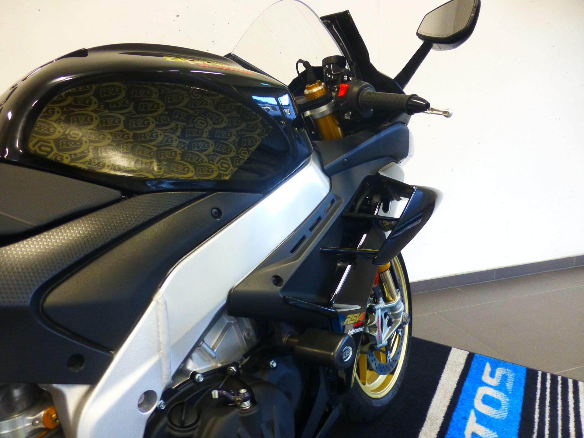 APRILIA RSV4 1100 Factory-image-9