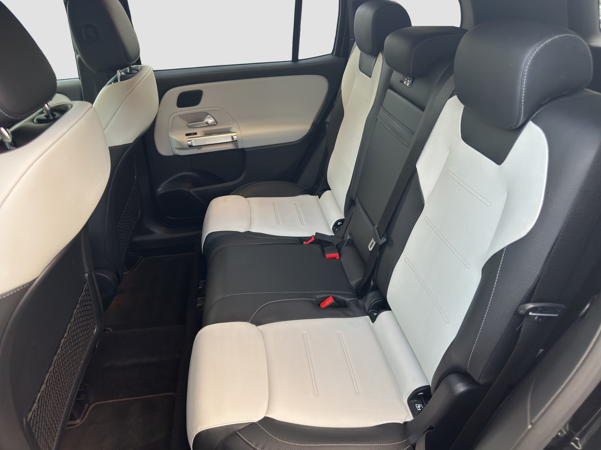MERCEDES-BENZ GLB 250 4Matic AMG Line 8G-Tronic-image-18