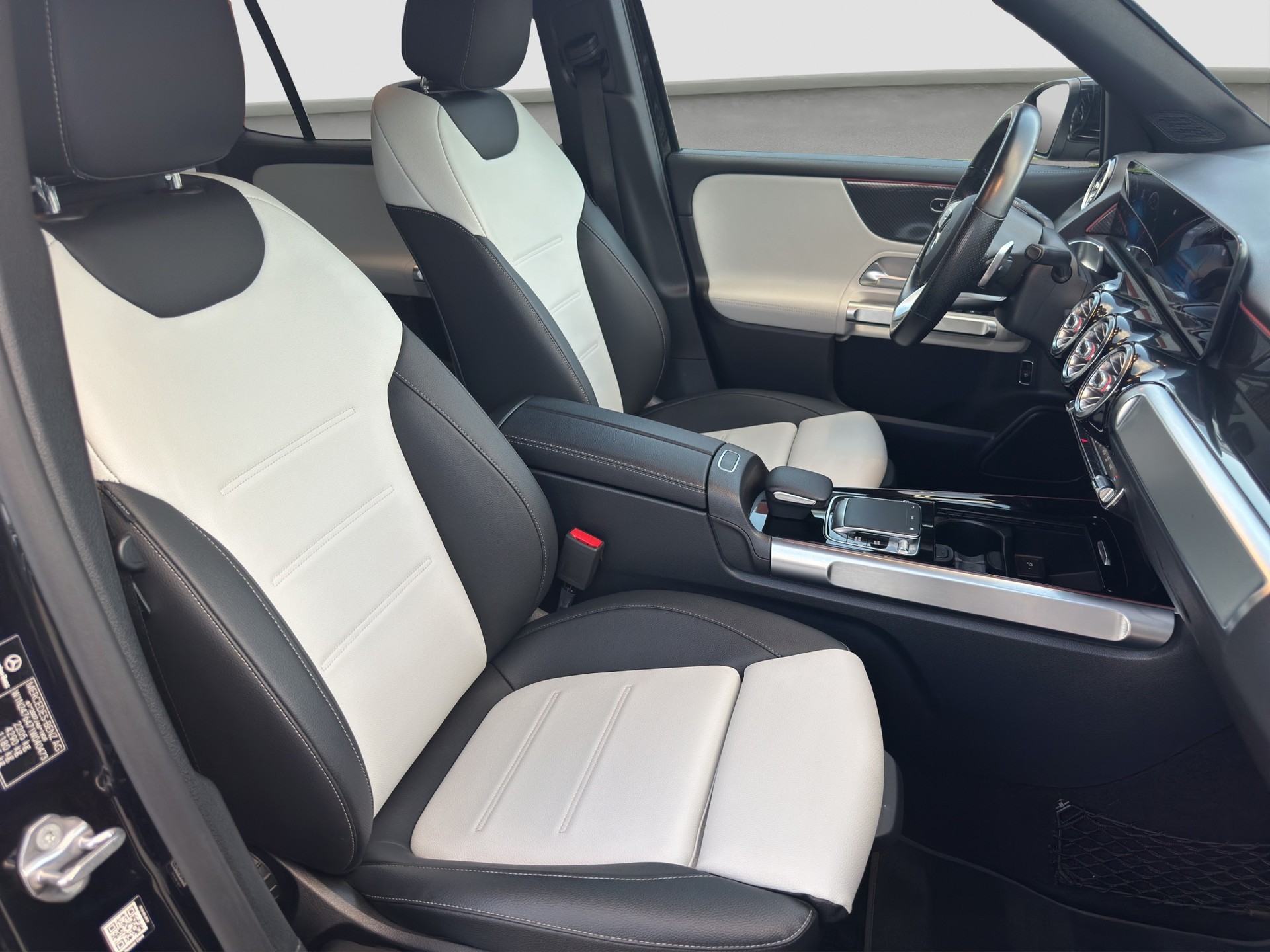 MERCEDES-BENZ GLB 250 4Matic AMG Line 8G-Tronic-image-20