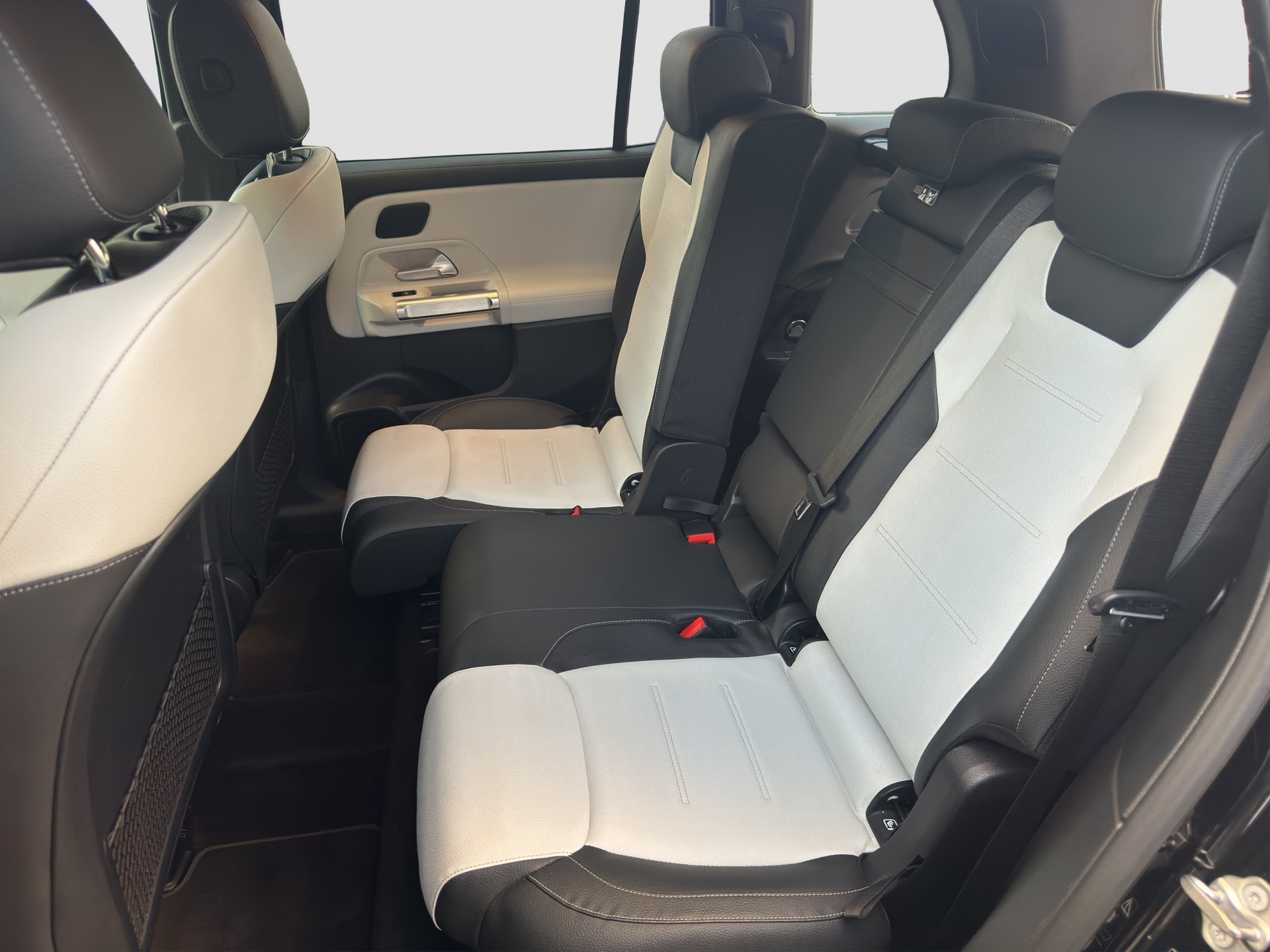MERCEDES-BENZ GLB 250 4Matic AMG Line 8G-Tronic-image-22