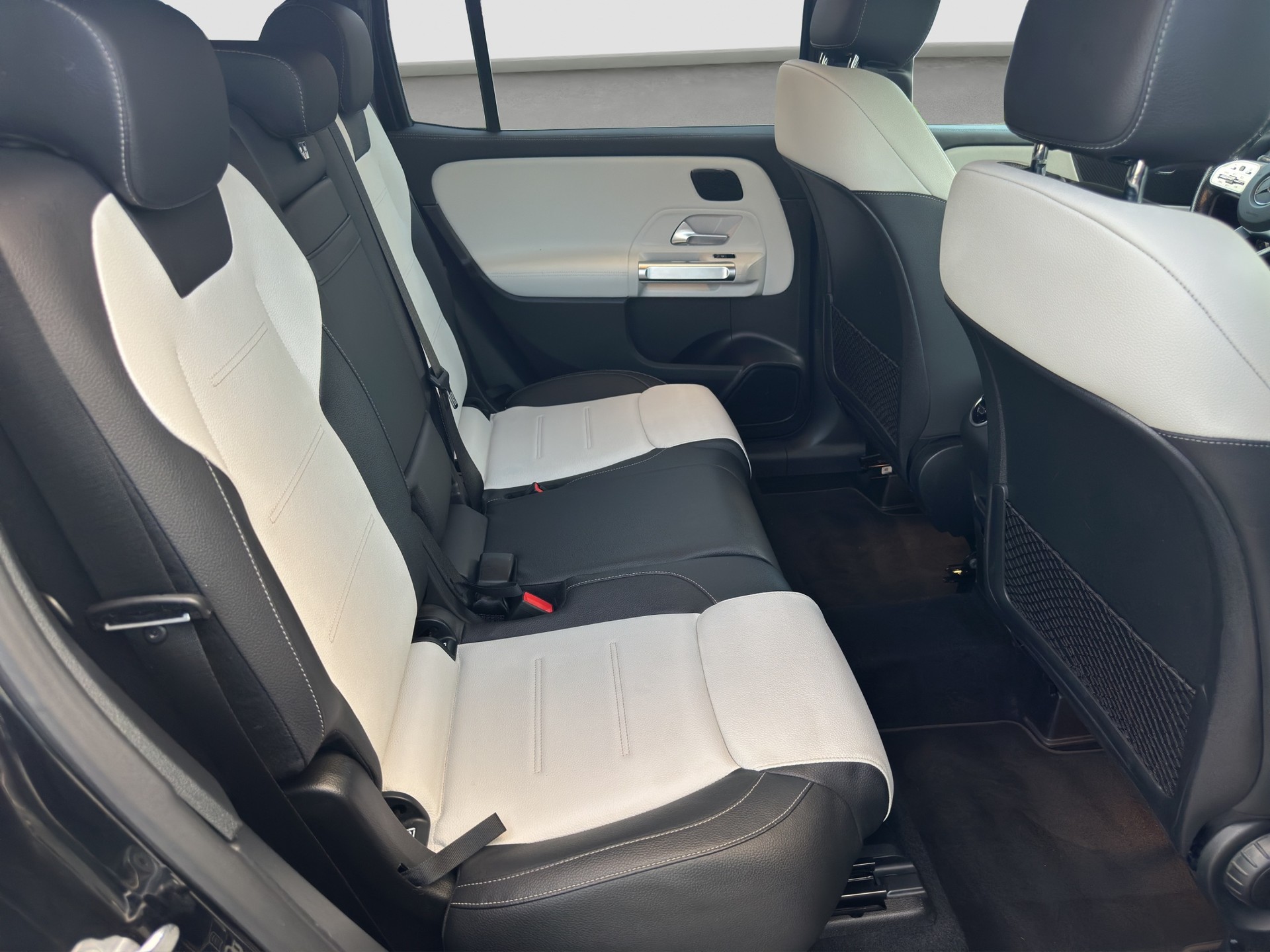 MERCEDES-BENZ GLB 250 4Matic AMG Line 8G-Tronic-image-23