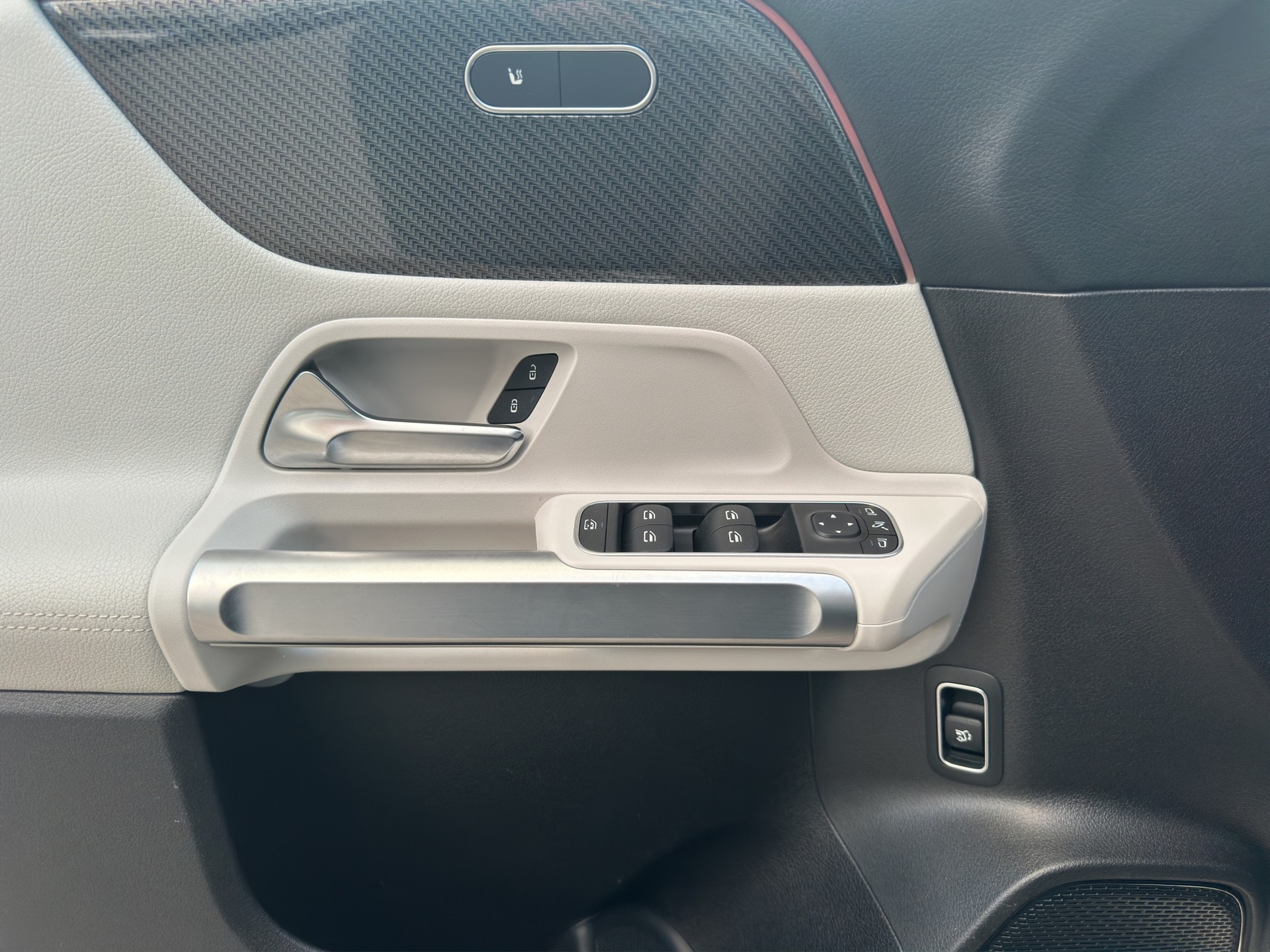 MERCEDES-BENZ GLB 250 4Matic AMG Line 8G-Tronic-image-21