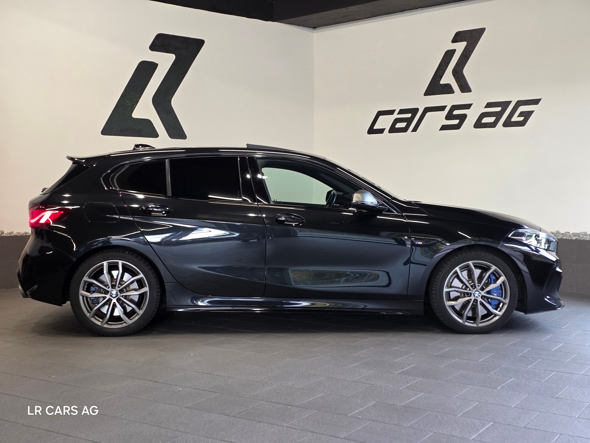 BMW BMW M135i xDrive Steptronic-image-2