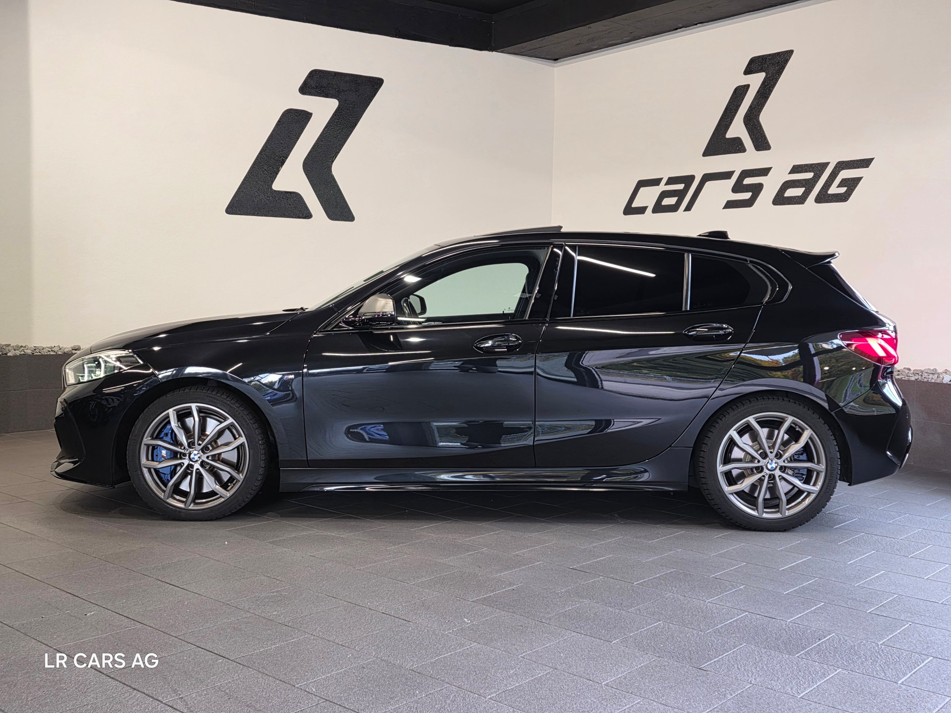 BMW BMW M135i xDrive Steptronic-image-3