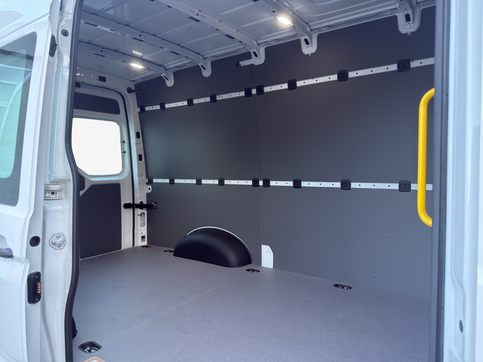 VW Crafter 35 2.0 BiTDI L3 4Motion A-image-11