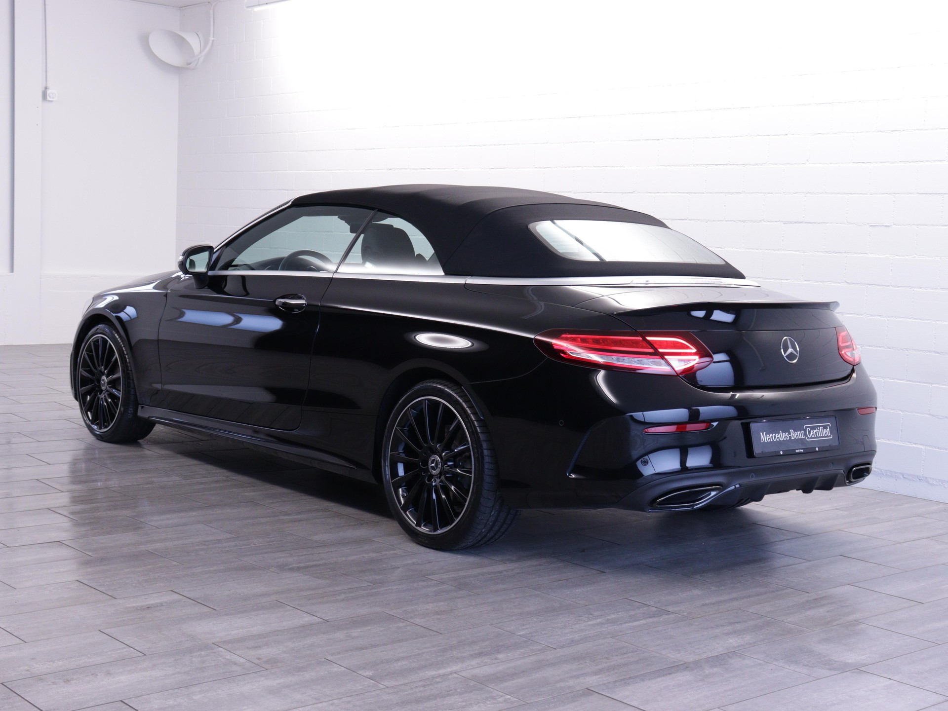 MERCEDES-BENZ C 300 AMG Line 4matic Cabriolet-showroom-element-3