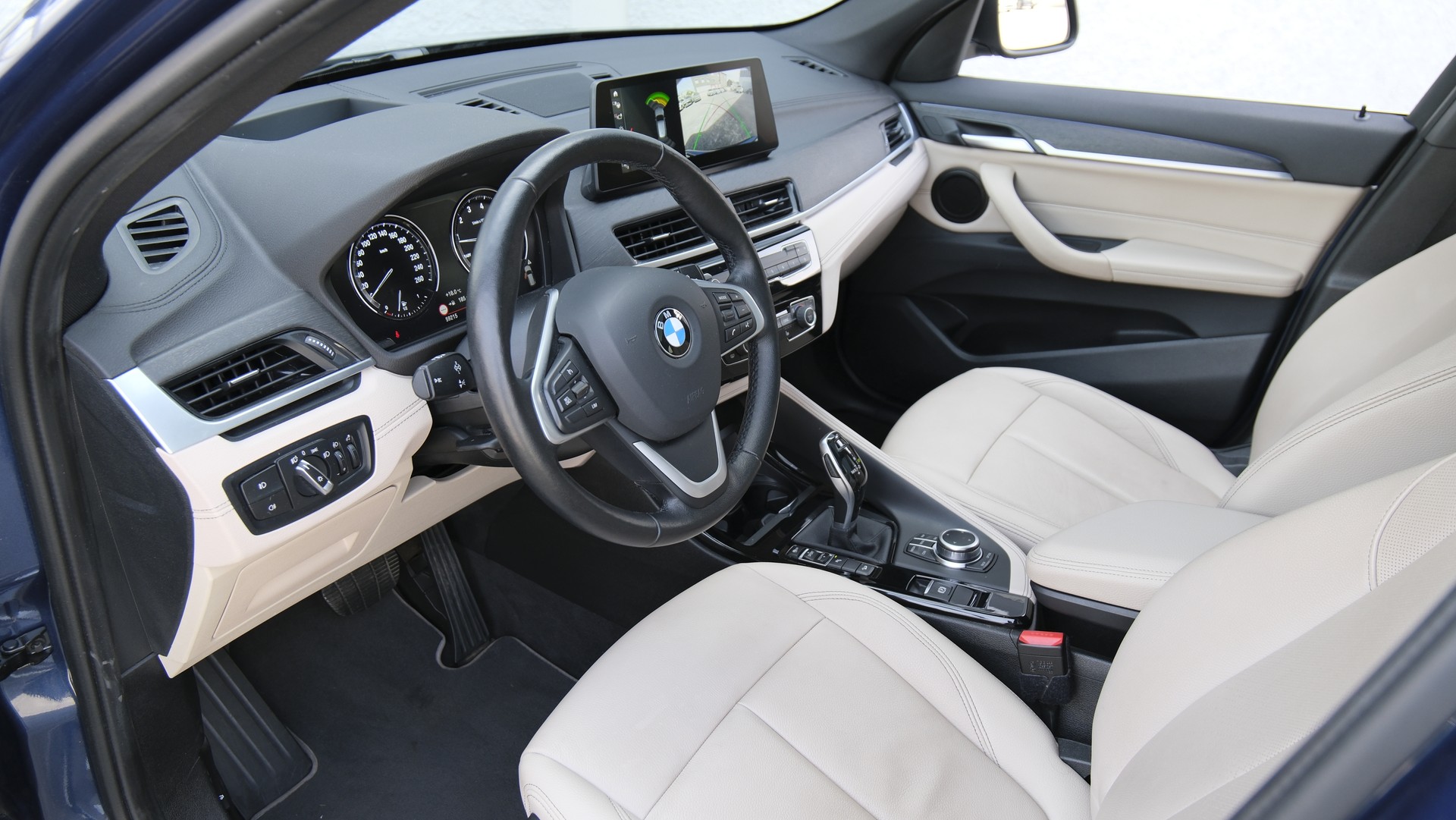 BMW X1 xDrive 20i xLine Steptronic-showroom-element-2