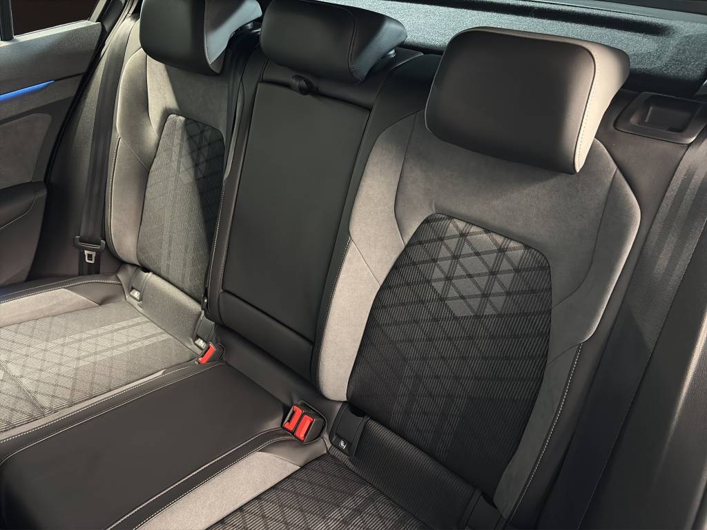VW Golf 1.5 eTSI mHEV ACT R-Line DSG-image-8
