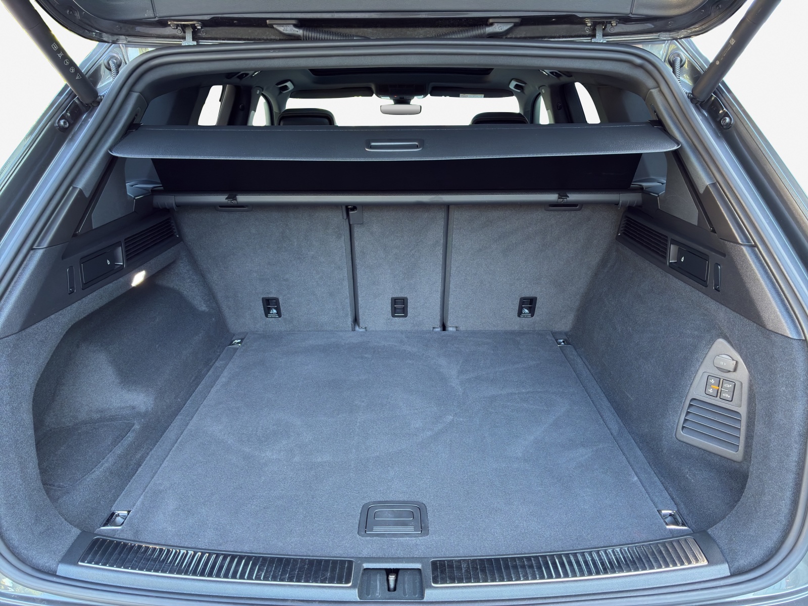 VW Touareg 3.0 TDI R-Line Tiptronic-image-12
