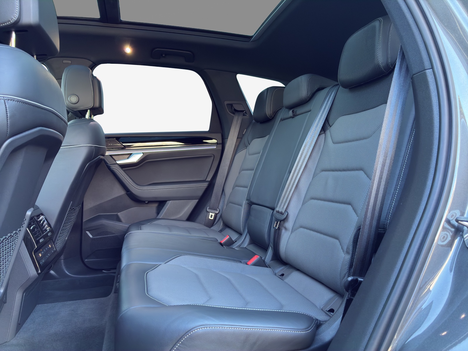 VW Touareg 3.0 TDI R-Line Tiptronic-image-11