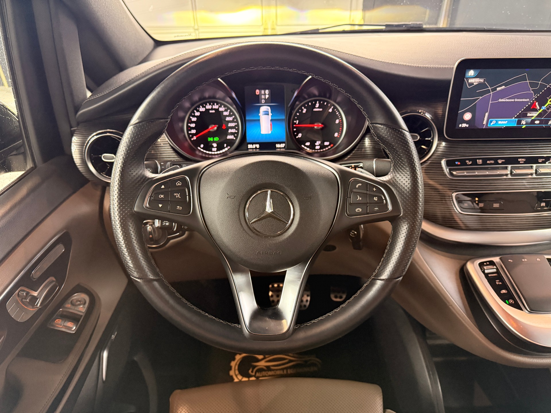 MERCEDES-BENZ V 300 d Extralang Avantgarde 4Matic 9G-Tronic-image-13