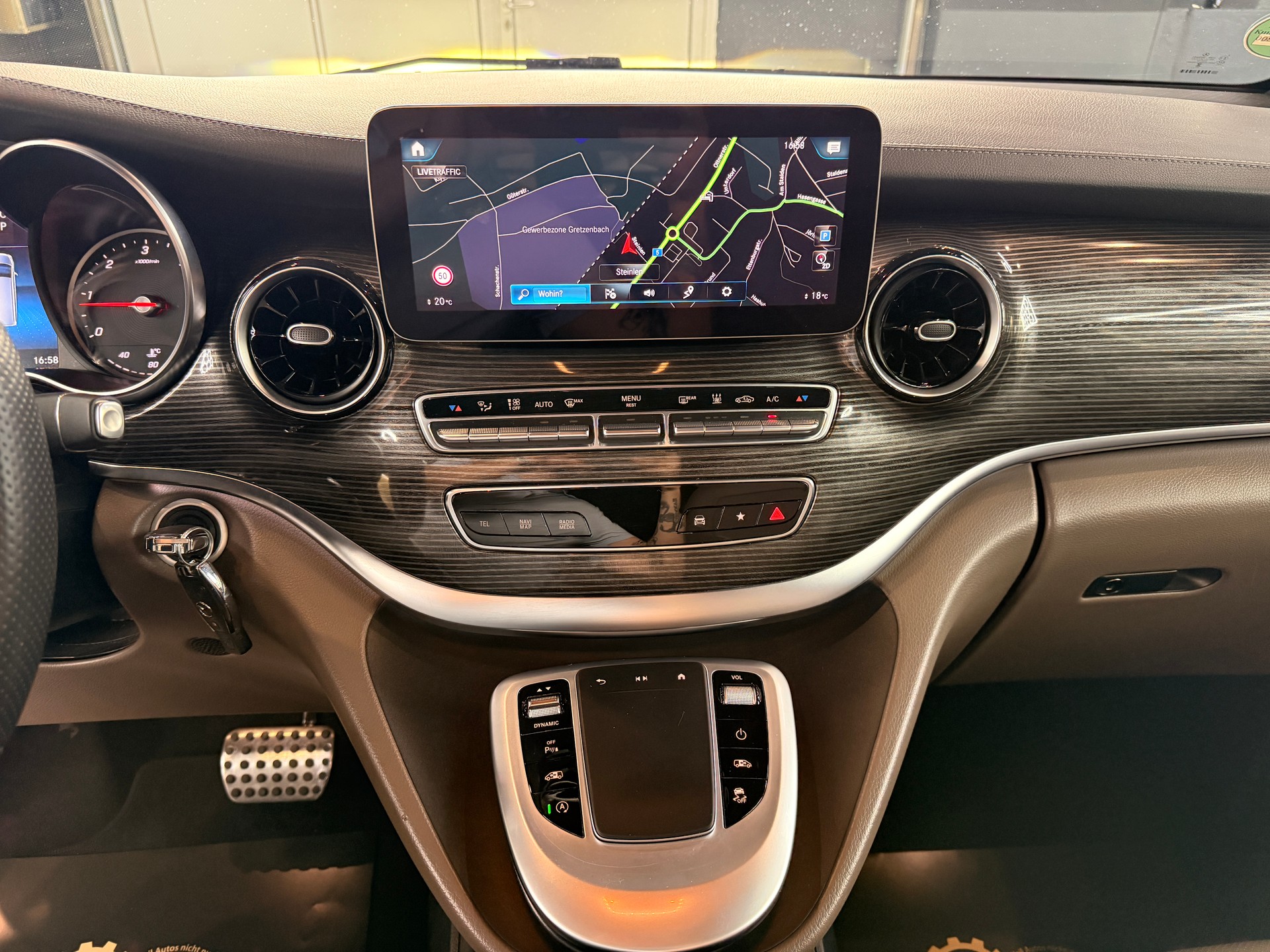 MERCEDES-BENZ V 300 d Extralang Avantgarde 4Matic 9G-Tronic-image-17