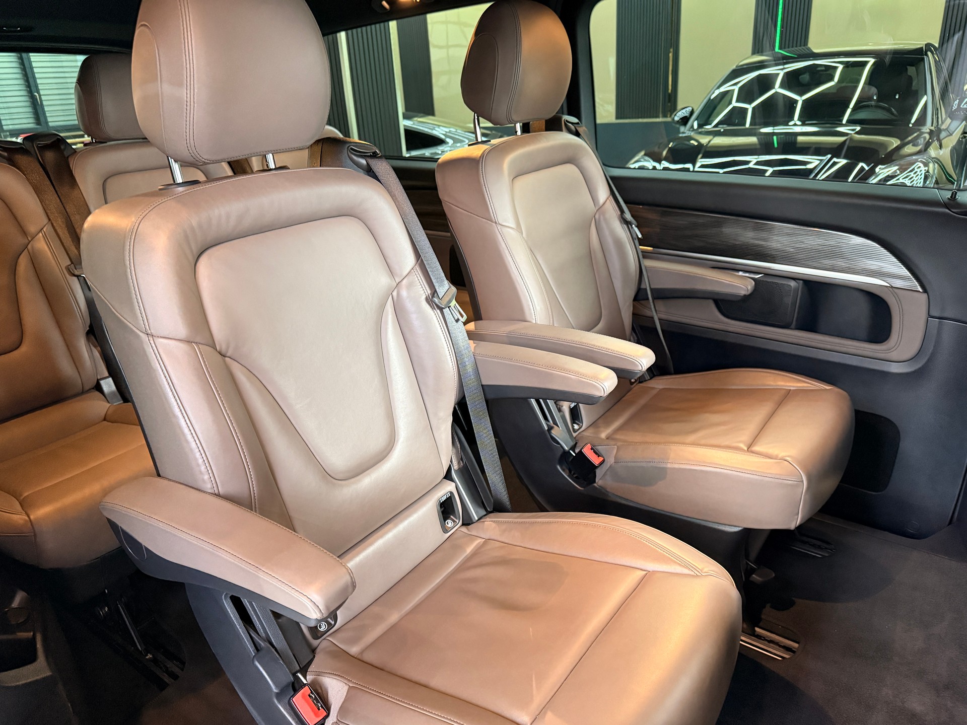 MERCEDES-BENZ V 300 d Extralang Avantgarde 4Matic 9G-Tronic-image-14