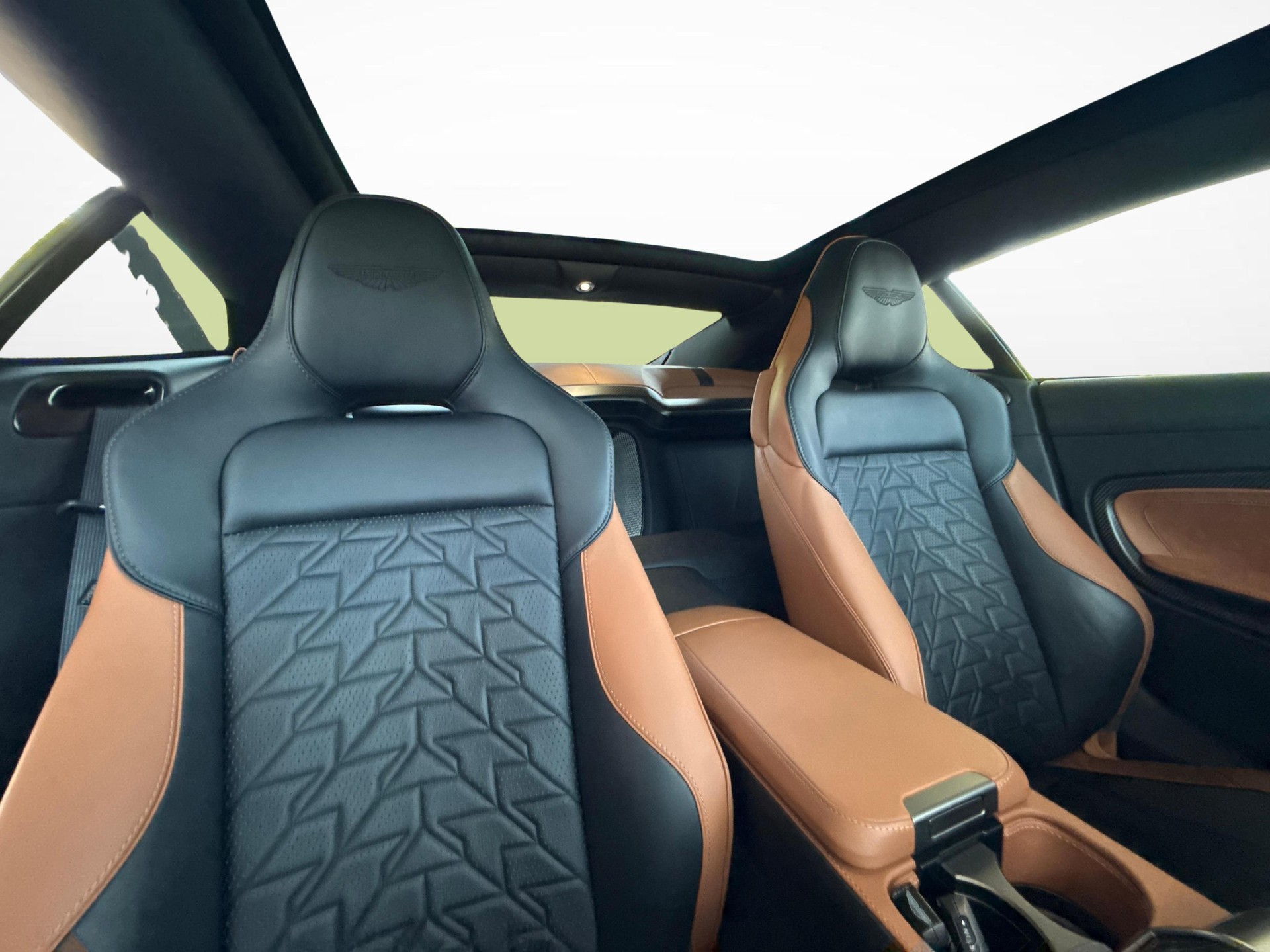ASTON MARTIN Vanquish 5.2 V12 Bi-Turbo-image-10