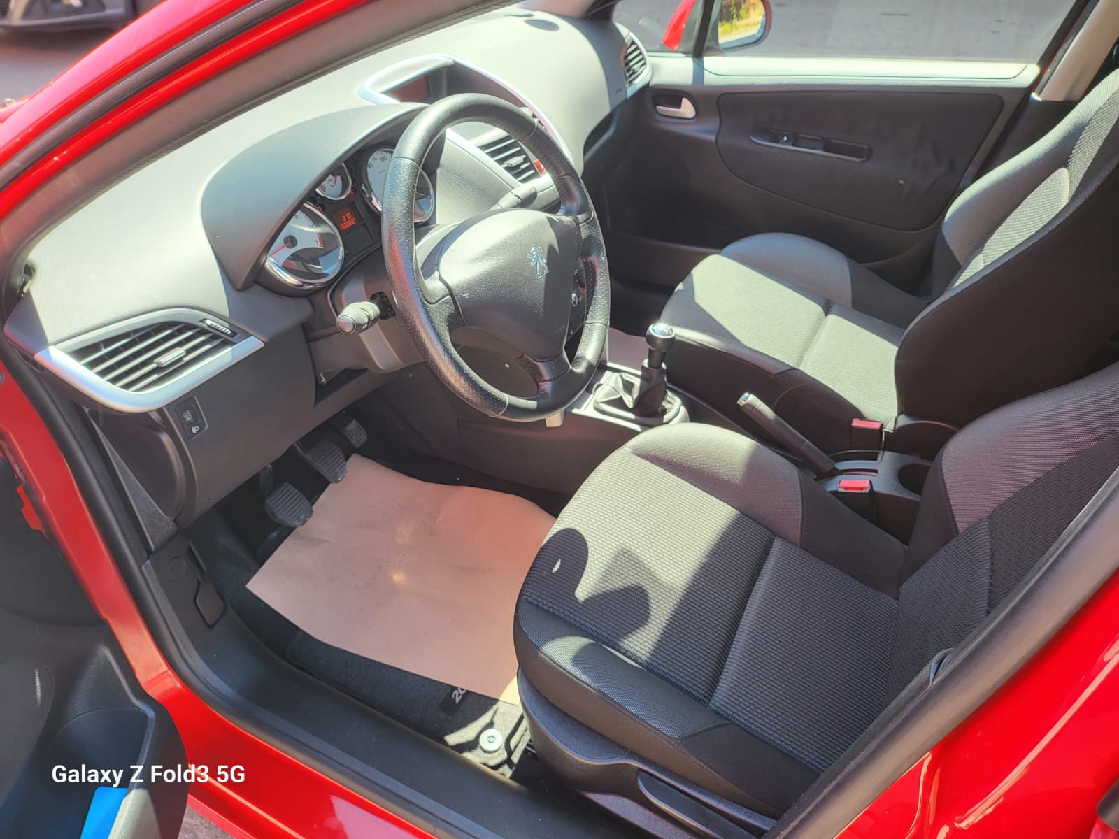 PEUGEOT 207 1.4 16V Millesim 200-image-7