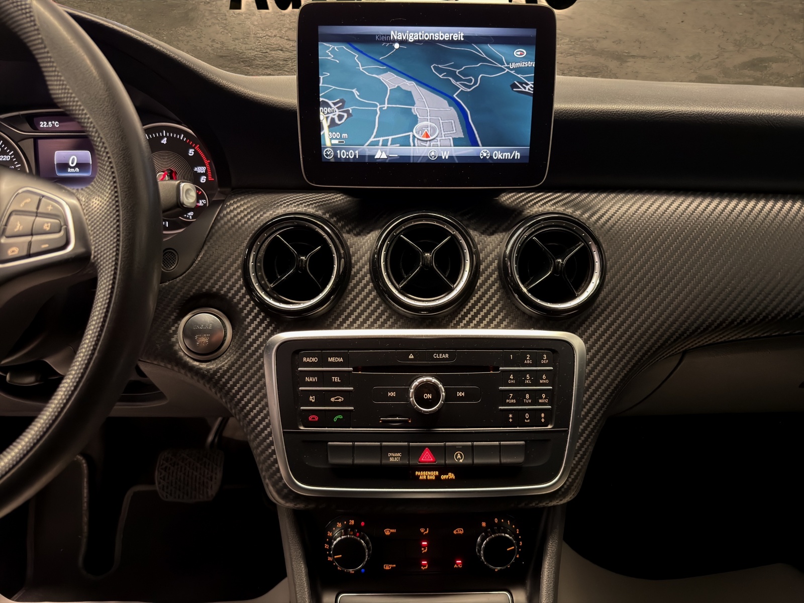 MERCEDES-BENZ GLA 180 d 7G-DCT-image-12