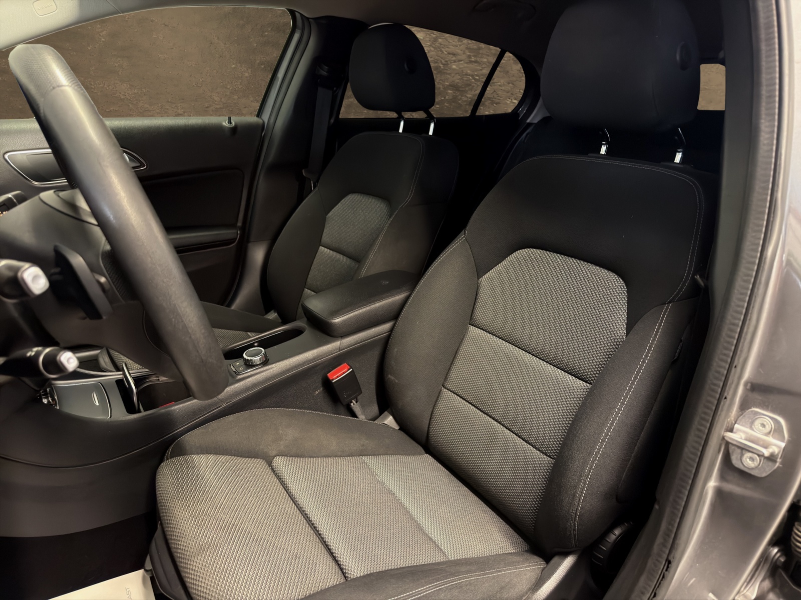 MERCEDES-BENZ GLA 180 d 7G-DCT-image-10