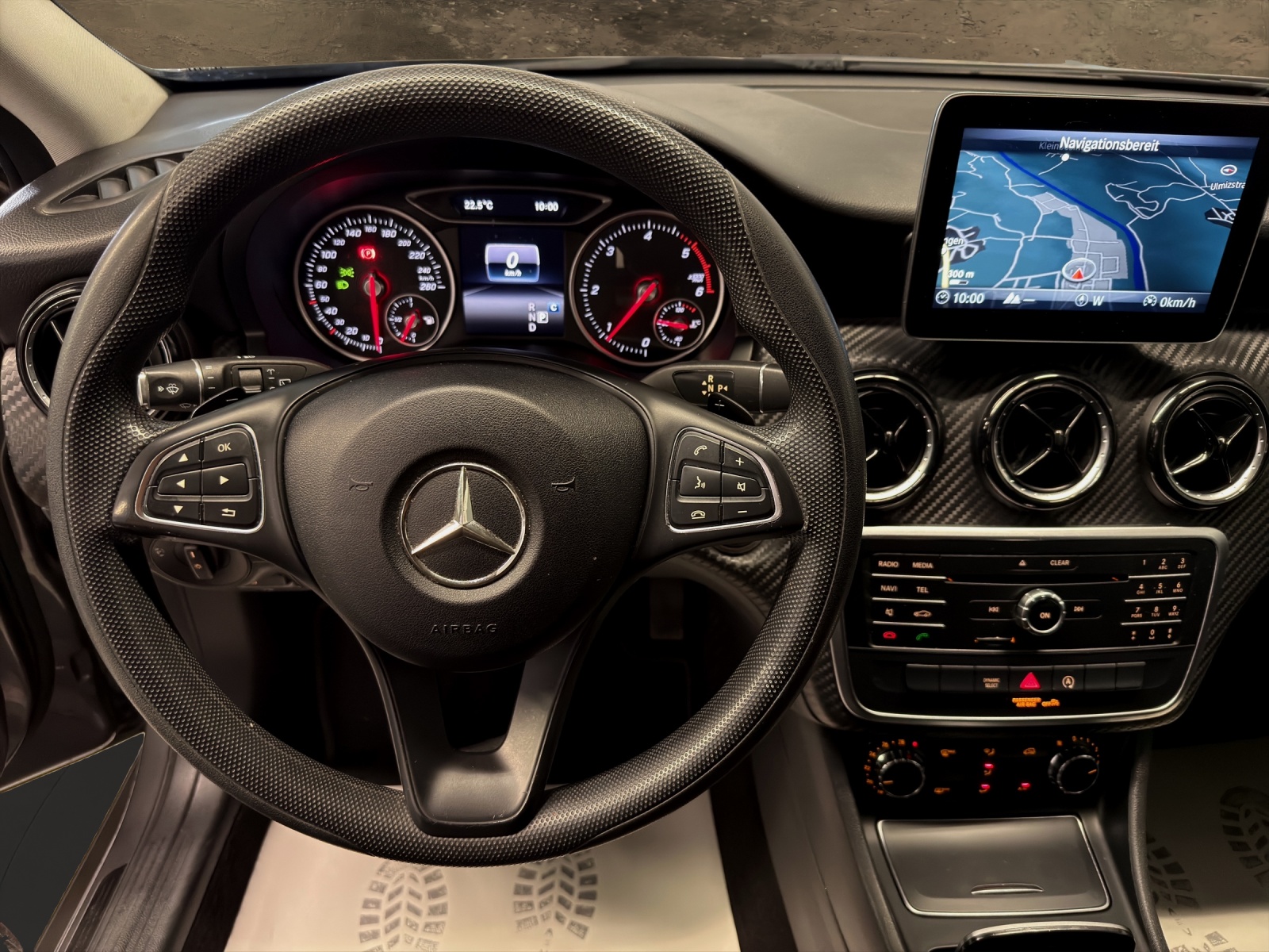MERCEDES-BENZ GLA 180 d 7G-DCT-image-9