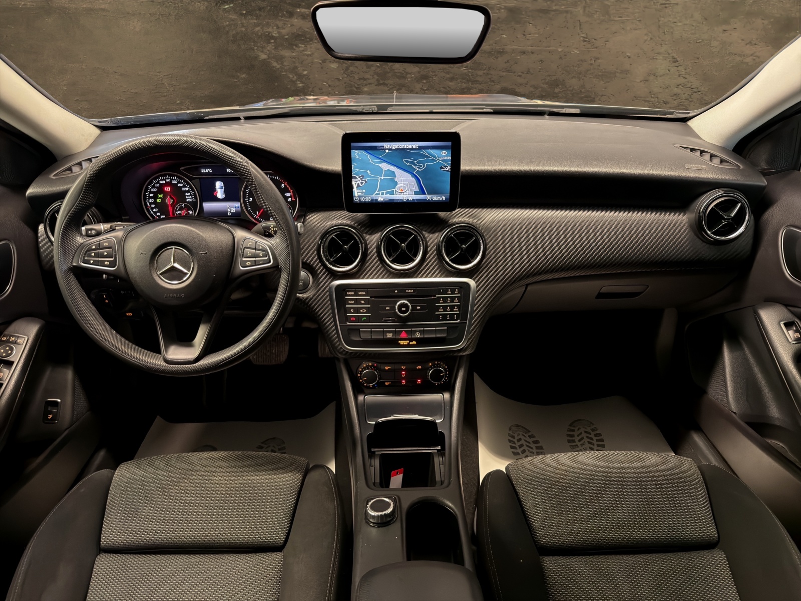 MERCEDES-BENZ GLA 180 d 7G-DCT-showroom-element-3