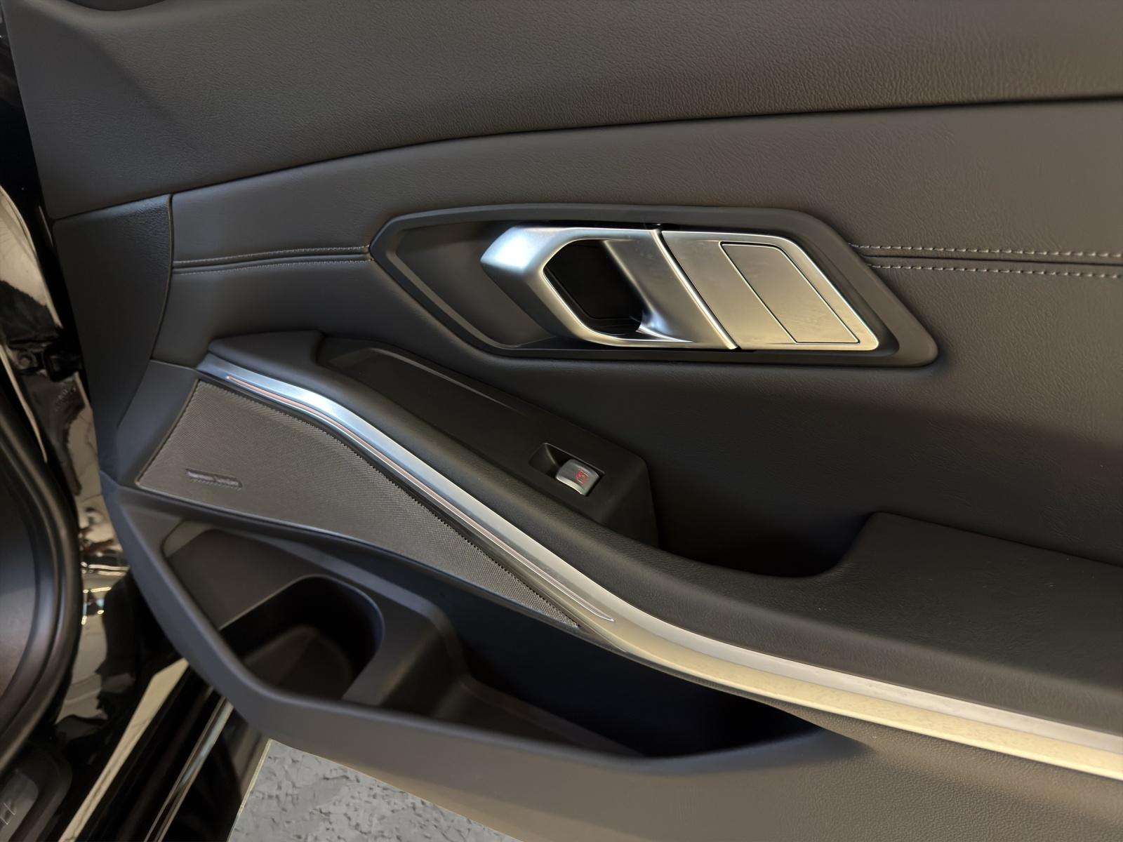 BMW M3 Competition xDrive Touring-image-16