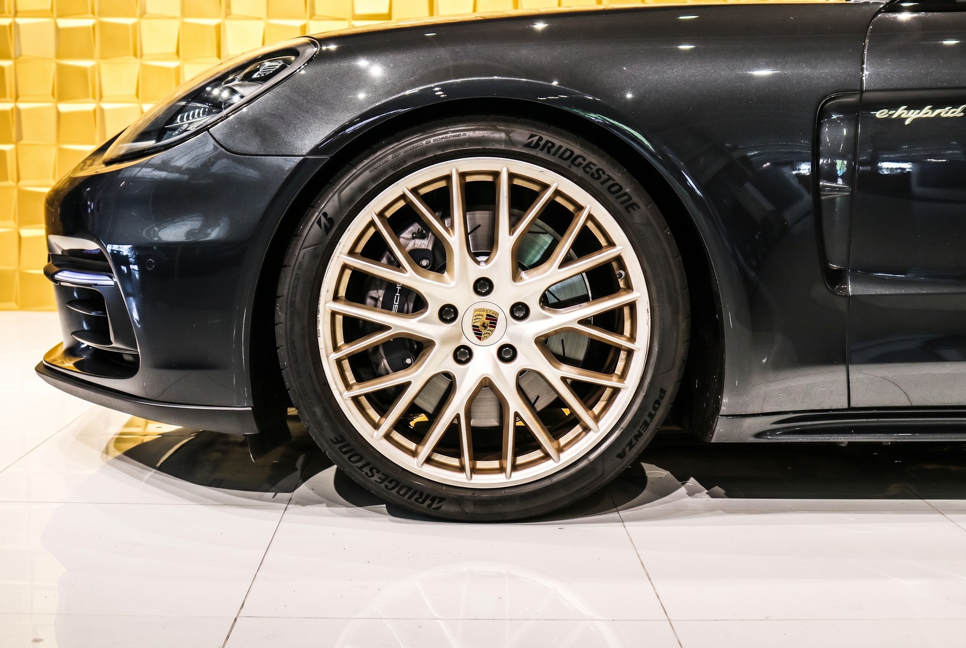 PORSCHE Panamera 4 E-Hybrid 10 Years Edition PDK-image-9