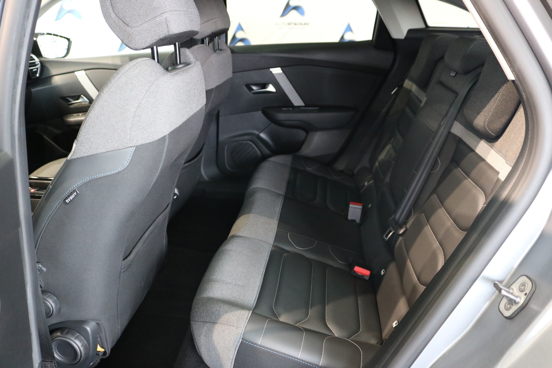 CITROEN C4 Shine EAT8-image-4