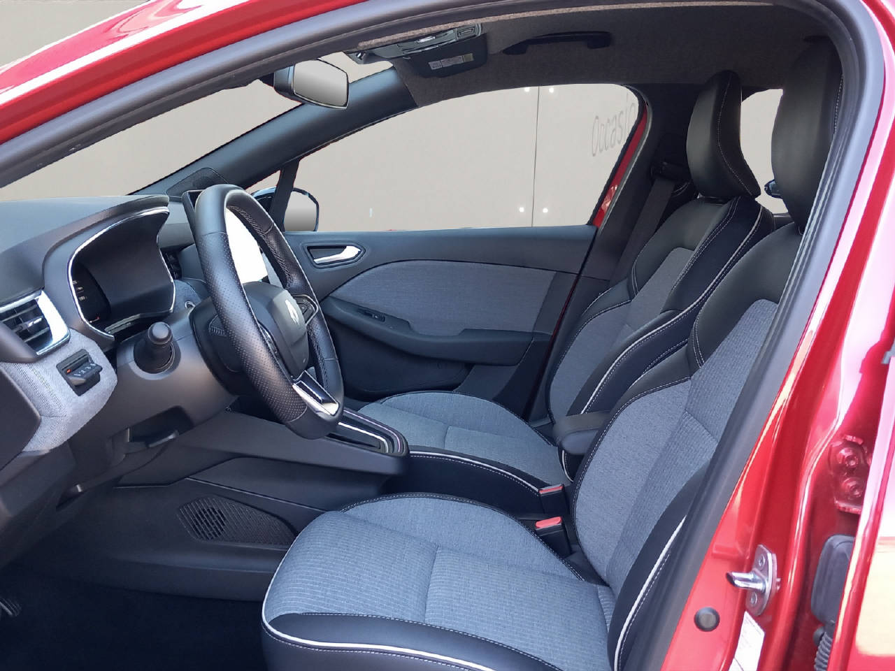 RENAULT Clio 1.0 TCe techno CVT-showroom-element-3